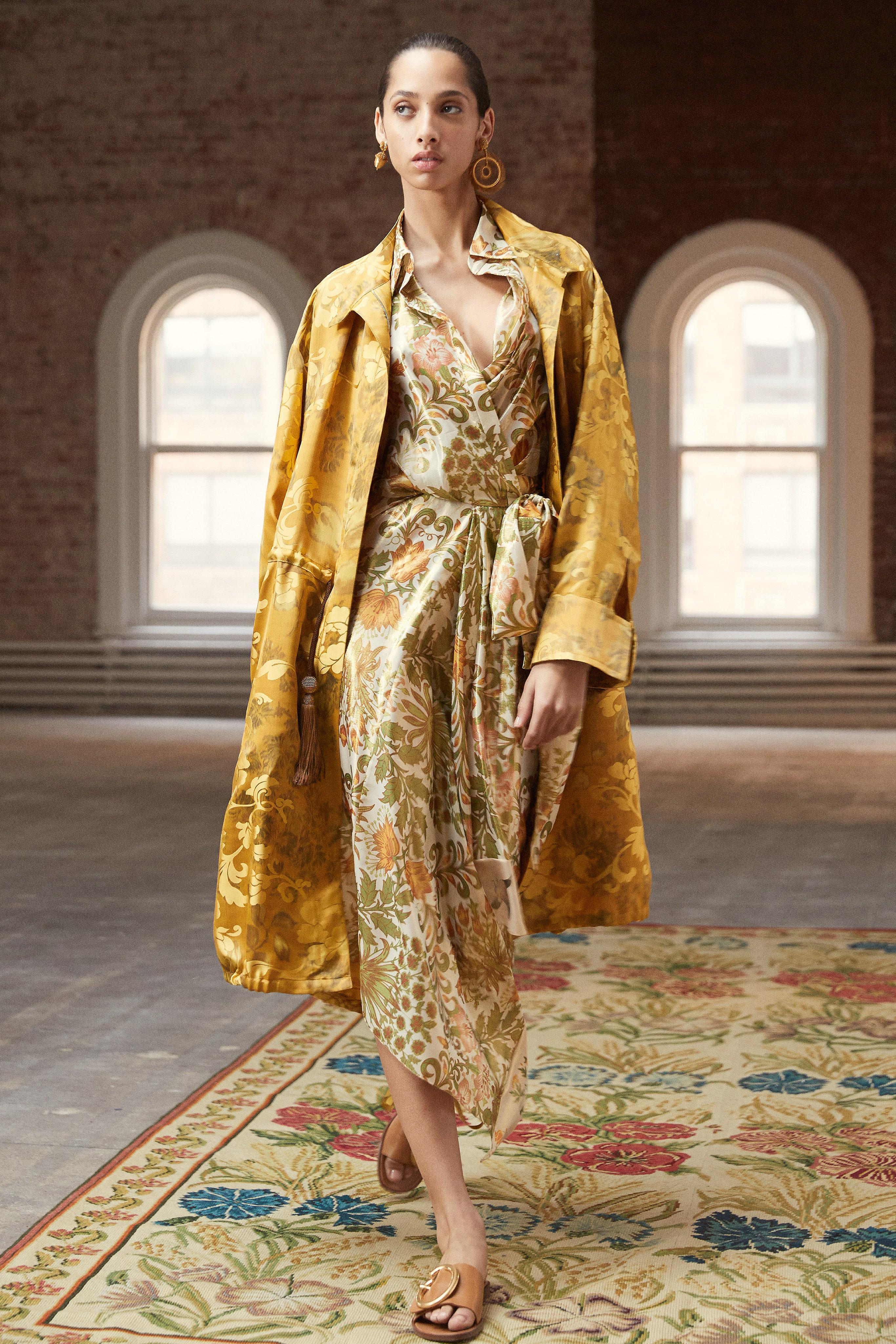 Oscar De La Renta
Brand New with Dust Cover
Fall 2019
$1275
* Size 38
Embroidered 