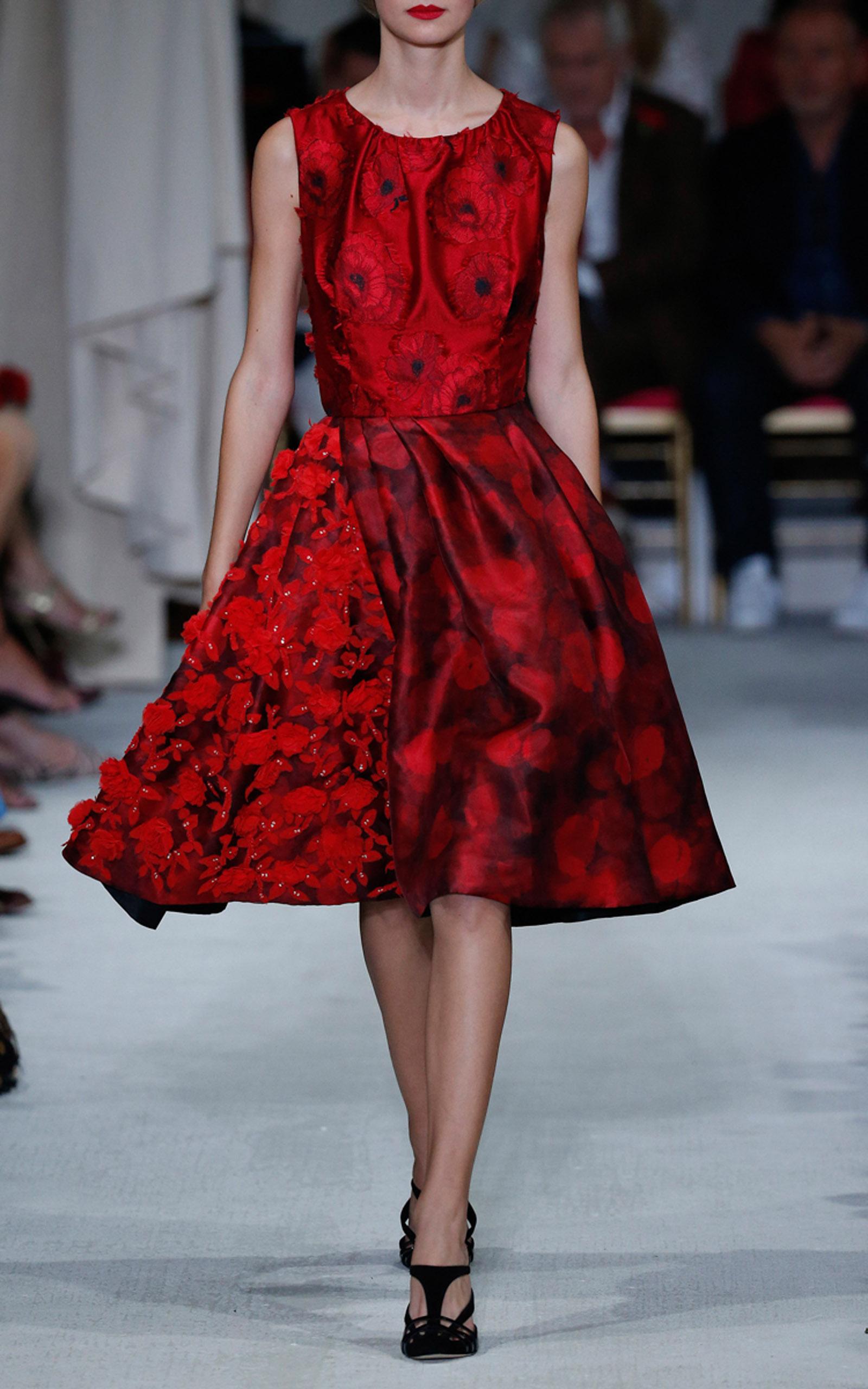 New Oscar De La Renta Ruby Red 3-D Floral Cocktail Dress
S/S 2016 Collection
Designer size - 8
This sleeveless Oscar de la Renta dress is rendered in feel coupe jacquard with a poppy motif and features a jewel neckline with pleated flared skirt and