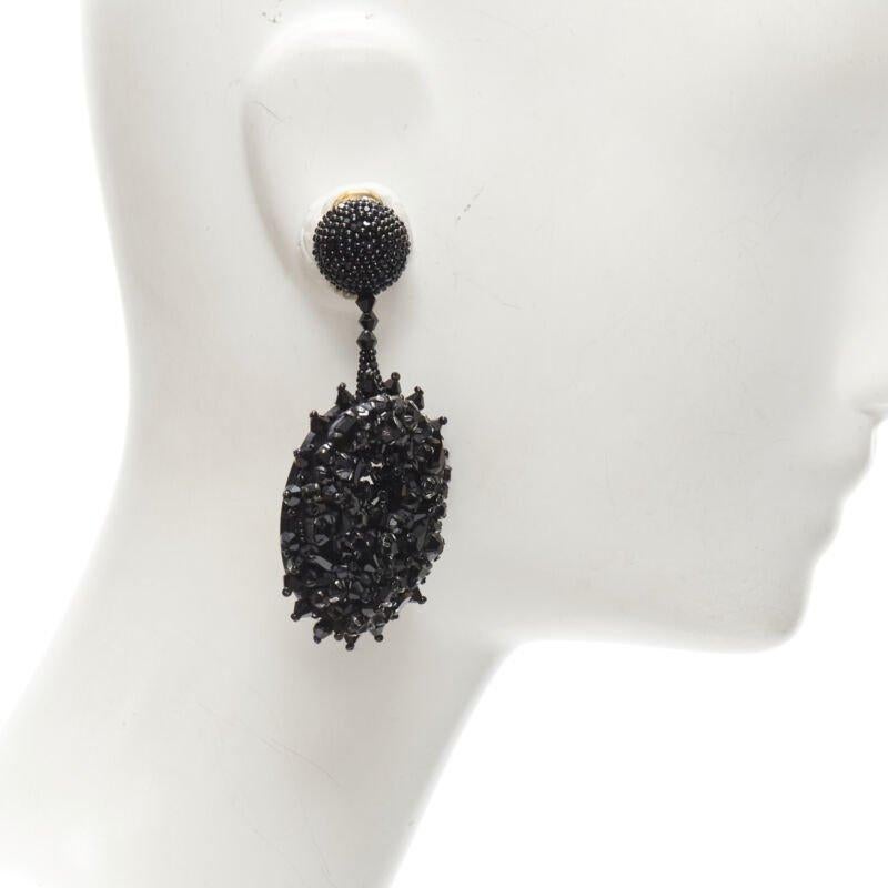 OSCAR DE LA RENTA Boucles d'oreilles à clips embellies de perles noires avec disques audacieux, neuves Pour femmes en vente