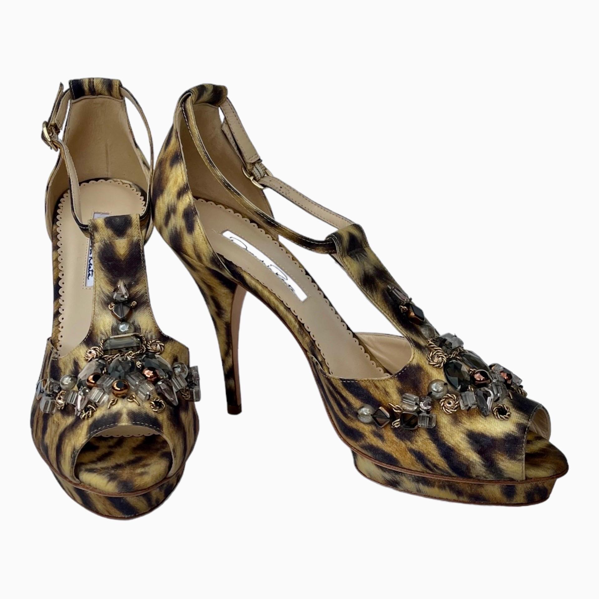 New OSCAR DE LA RENTA Crystal Embellished Lynx Printed Platform Sandals
Lynx print fabric
Crystal Embroidery
Platform
Smooth leather lining
Leather sole
Made in Italy
Sizes:  40 and 39.5
Brand new, in a box