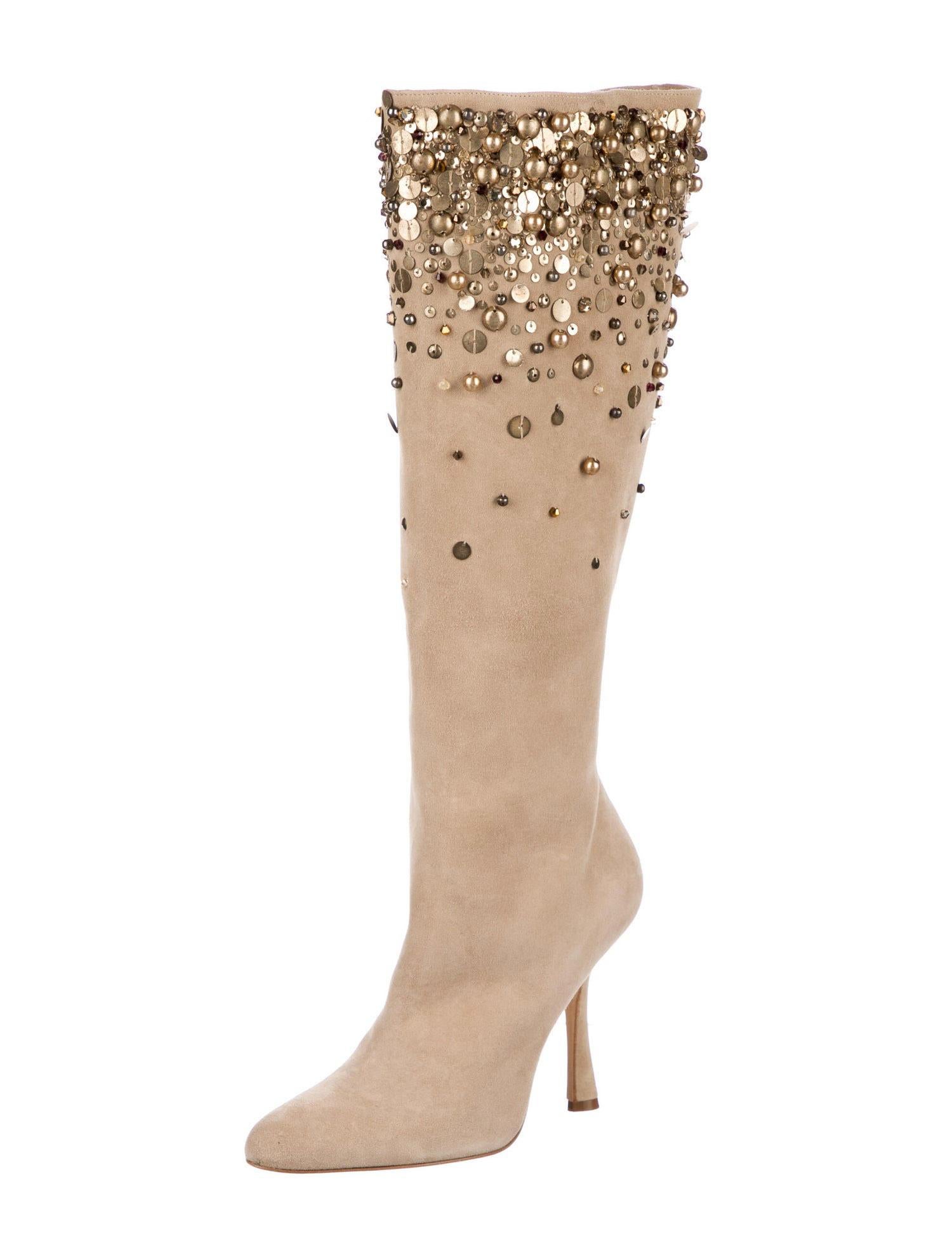 New Oscar De La Renta *Love Ric* Embellished Suede Boots
Italian size 36 - US 6
Beige Suede, Sequins and Beads Embellishment at Shaft, Side Zip, Leather Lining.
Heel Height - 4 inches, 14.5