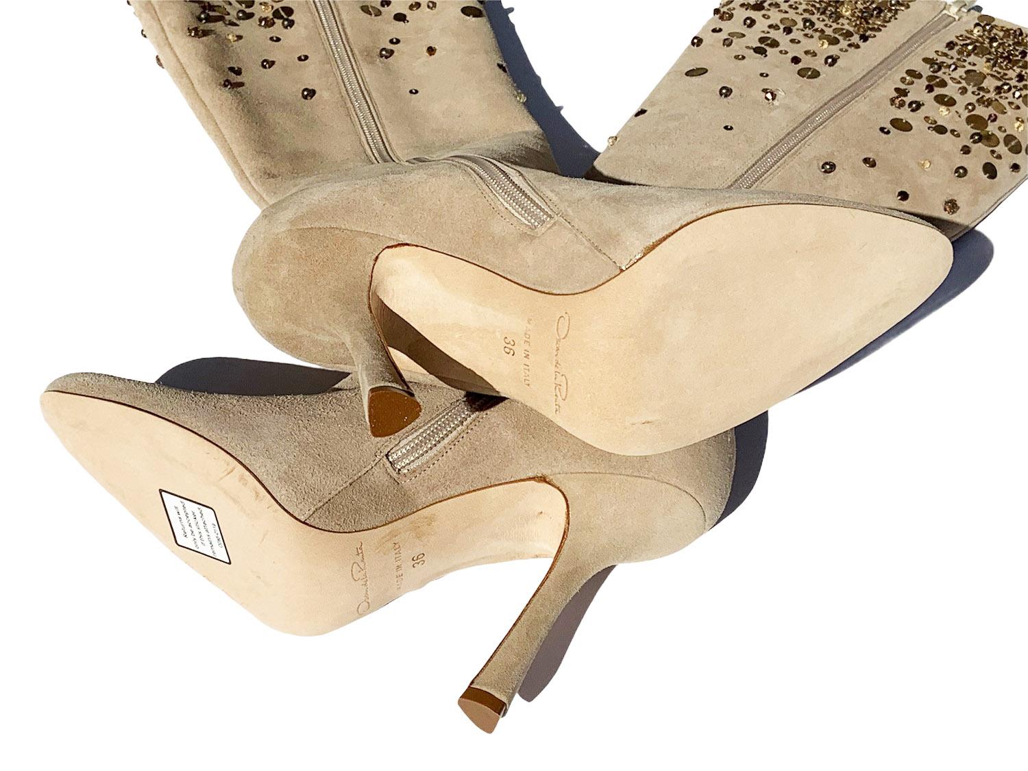 Neu: Oscar De La Renta-Stiefel aus Wildleder mit Love-Ric-Verzierung in Beige, Größe 36, US 6 im Angebot 1