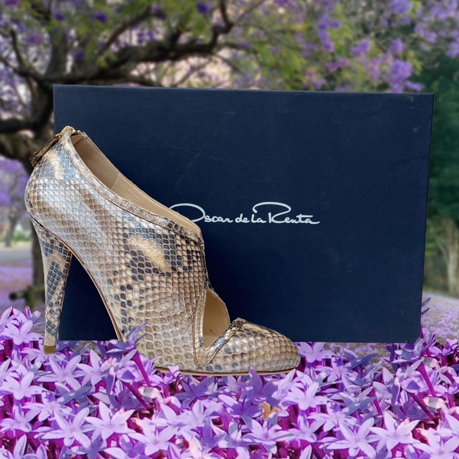 OSCAR DE LA RENTA

Snakeskin bootie with a heel that measures approximately 95mm. Oscar de la Renta shoes have curved cut out detailing at the front and gold tone zips up the back.
Genuine python skin
Gold tone zipper
Smooth leather lining
4 1/4
