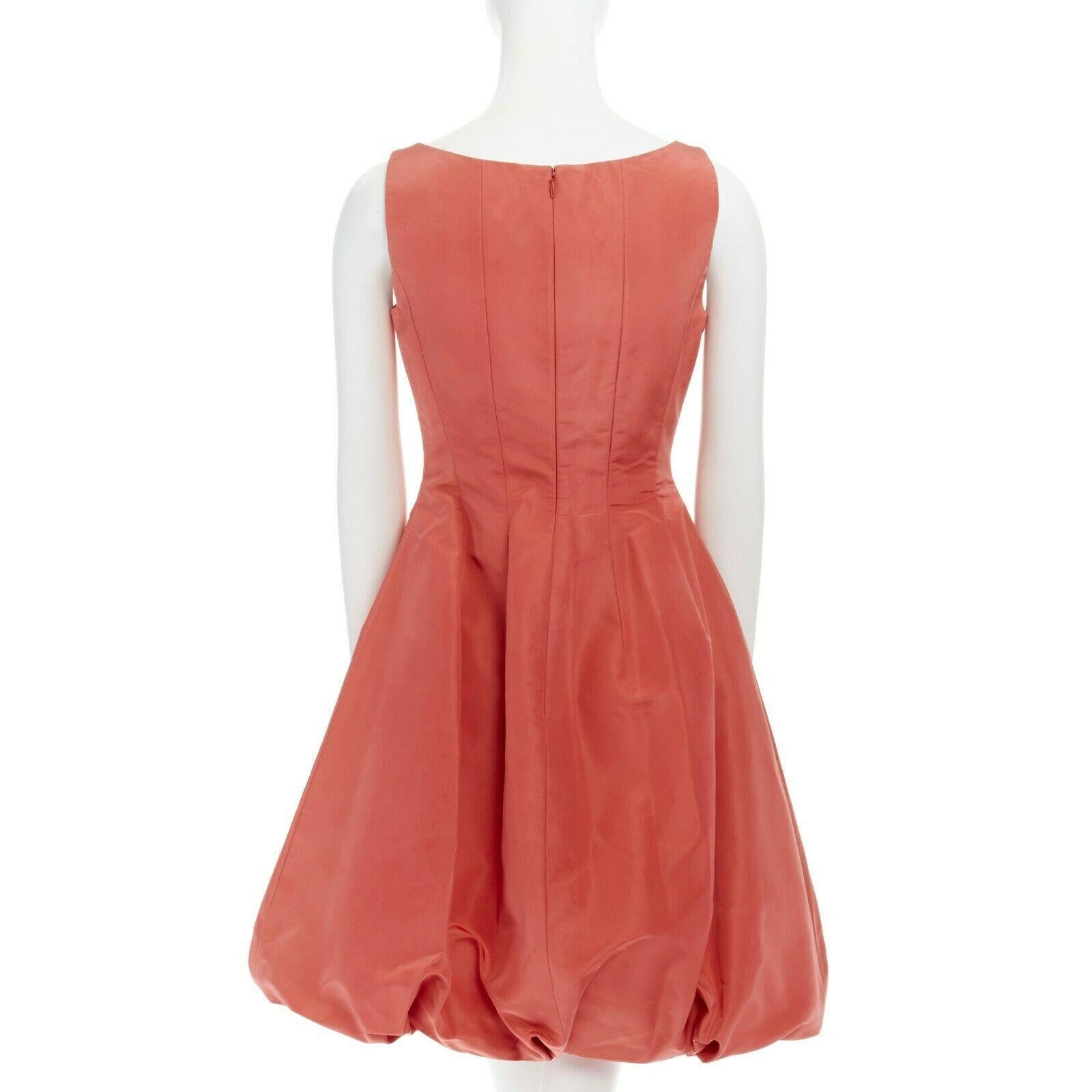 new OSCAR DE LA RENTA R12 coral pink 100% silk bubble skirt cocktail dress US4
OSCAR DE LA RENTA
FROM THE RESORT 2012 COLLECTION
100% silk. 
Coral pink. 
Scoop neck. 
Sleeveless. 
Bodycon curved seams fitted bodice. 
Voluminous bubble skirt.