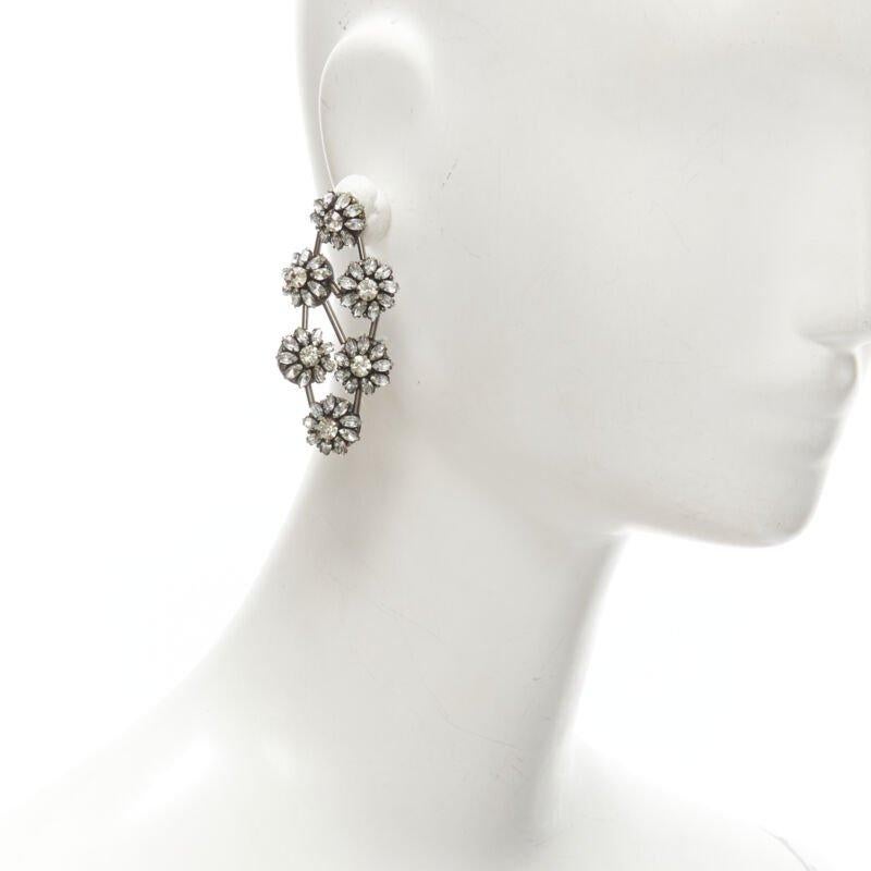 new OSCAR DE LA RENTA Runway crystal loral chandelier bridal statement earrings
Reference: TGAS/C01280
Brand: Oscar De La Renta
Model: Runway Crystal
Collection: Runway
Color: Silver
Pattern: Solid
Closure: Pin
Extra Details: Pierced back.