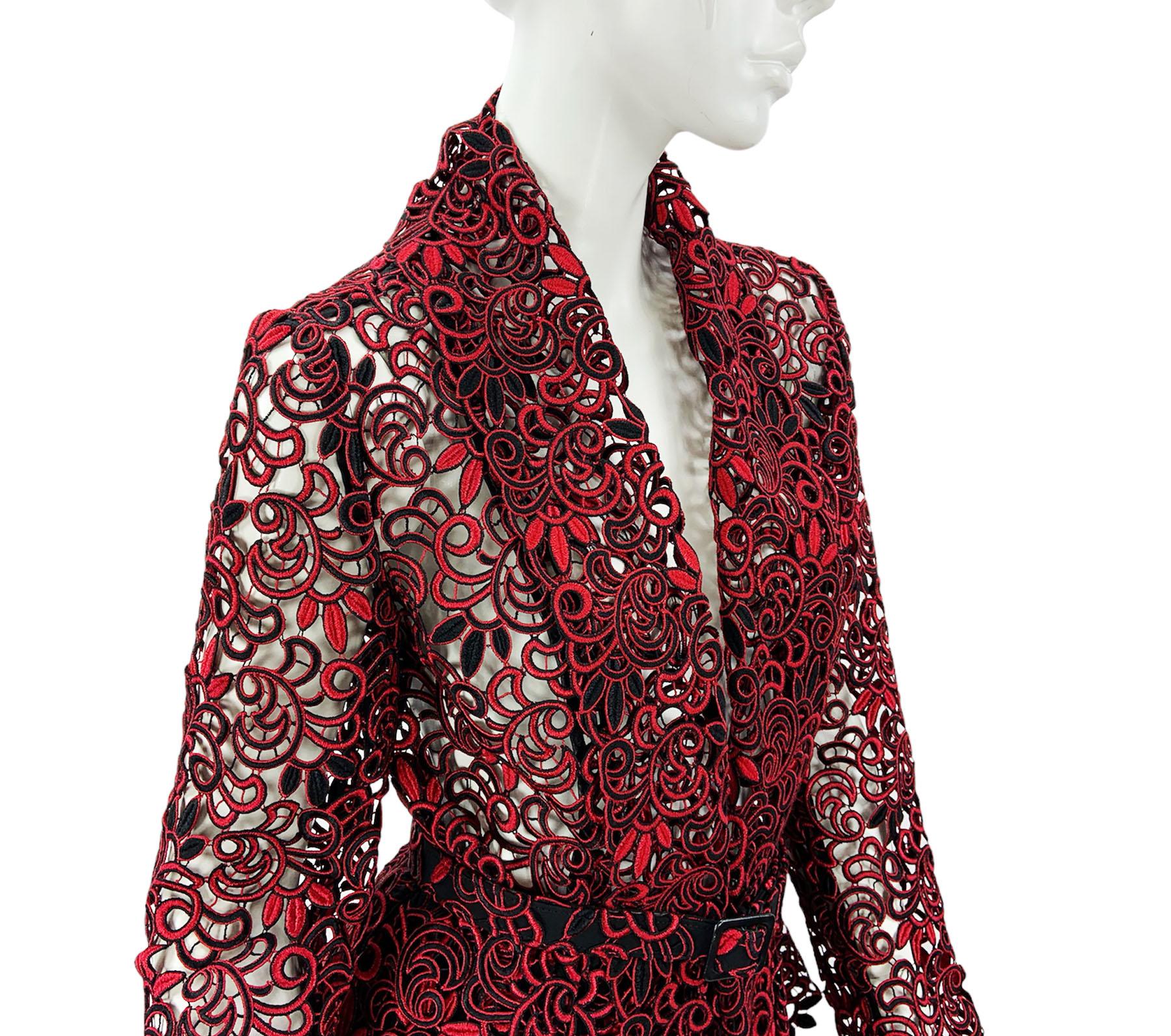 Tailleur jupe à ceinture Oscar de la Renta en dentelle rouge et noire, défilé A/H 2014, taille US 6 en vente 5