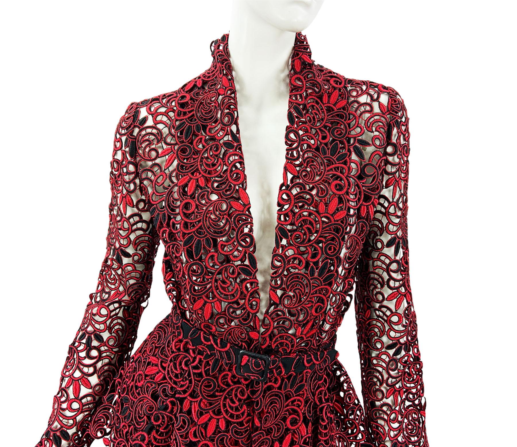 Tailleur jupe à ceinture Oscar de la Renta en dentelle rouge et noire, défilé A/H 2014, taille US 6 en vente 1