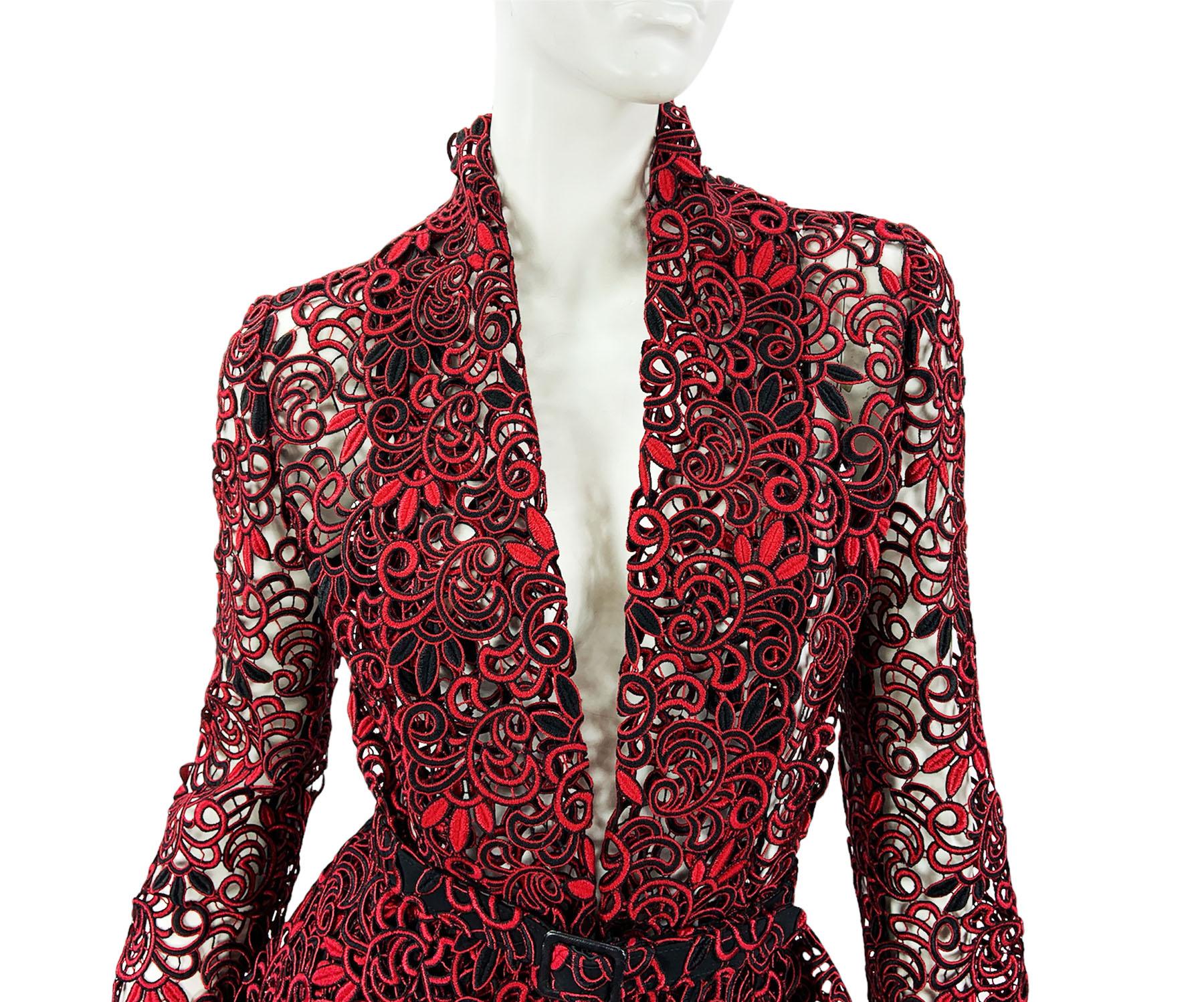 Tailleur jupe à ceinture Oscar de la Renta en dentelle rouge et noire, défilé A/H 2014, taille US 6 en vente 2