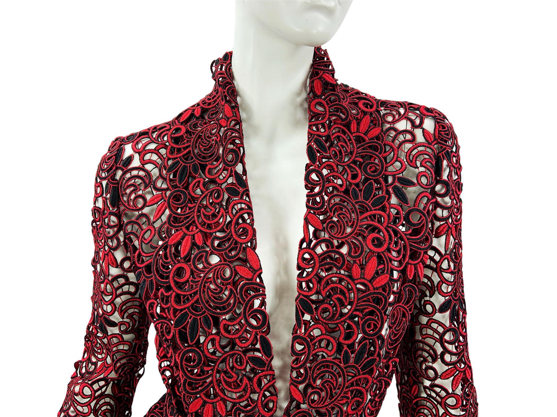 Tailleur jupe à ceinture Oscar de la Renta en dentelle rouge et noire, défilé A/H 2014, taille US 6 en vente 3