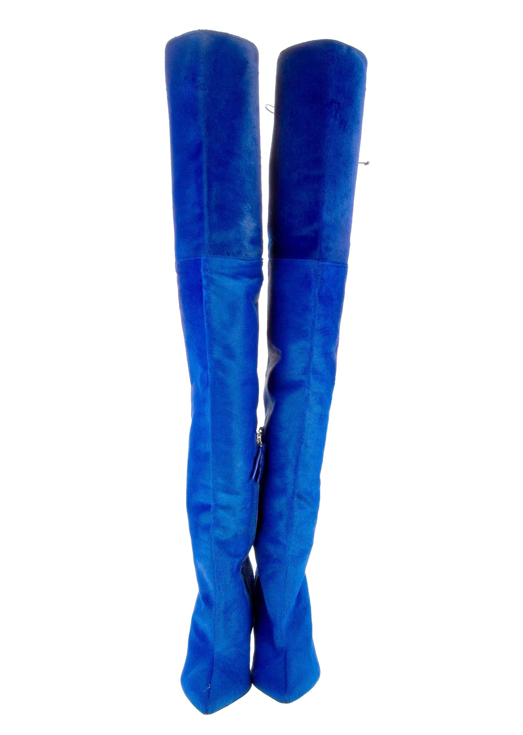 Neu Oscar De La Renta Blau über das Knie Stiefel
F/W 2017 Laufsteg-Kollektion
Designer Größe 38 - US 8
Kalbshaar, verstellbarer Schnürverschluss mit Lederkordel, vollständig mit blauem Leder gefüttert, teilweise mit Reißverschluss.
Höhe - 30 Zoll