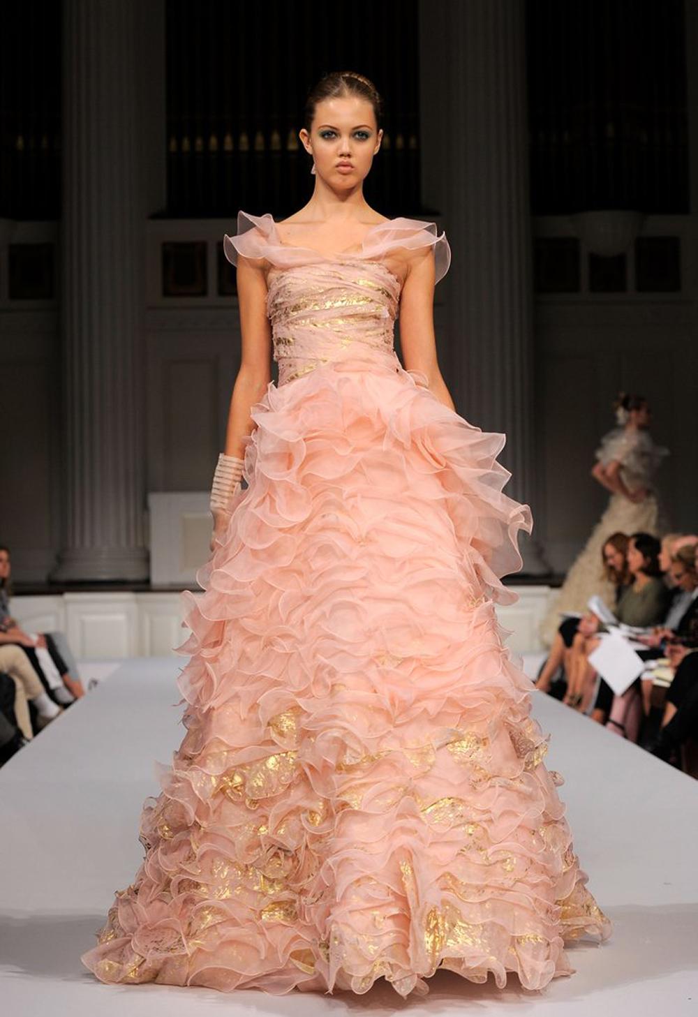 New Oscar De La Renta Runway Silk Pink Dress Gown
As an added value for this dress whether you are a collector or just like to wear high end fashion this piece was featured in the 2016 Oscar de la Renta retrospective exhibition  at the de Young