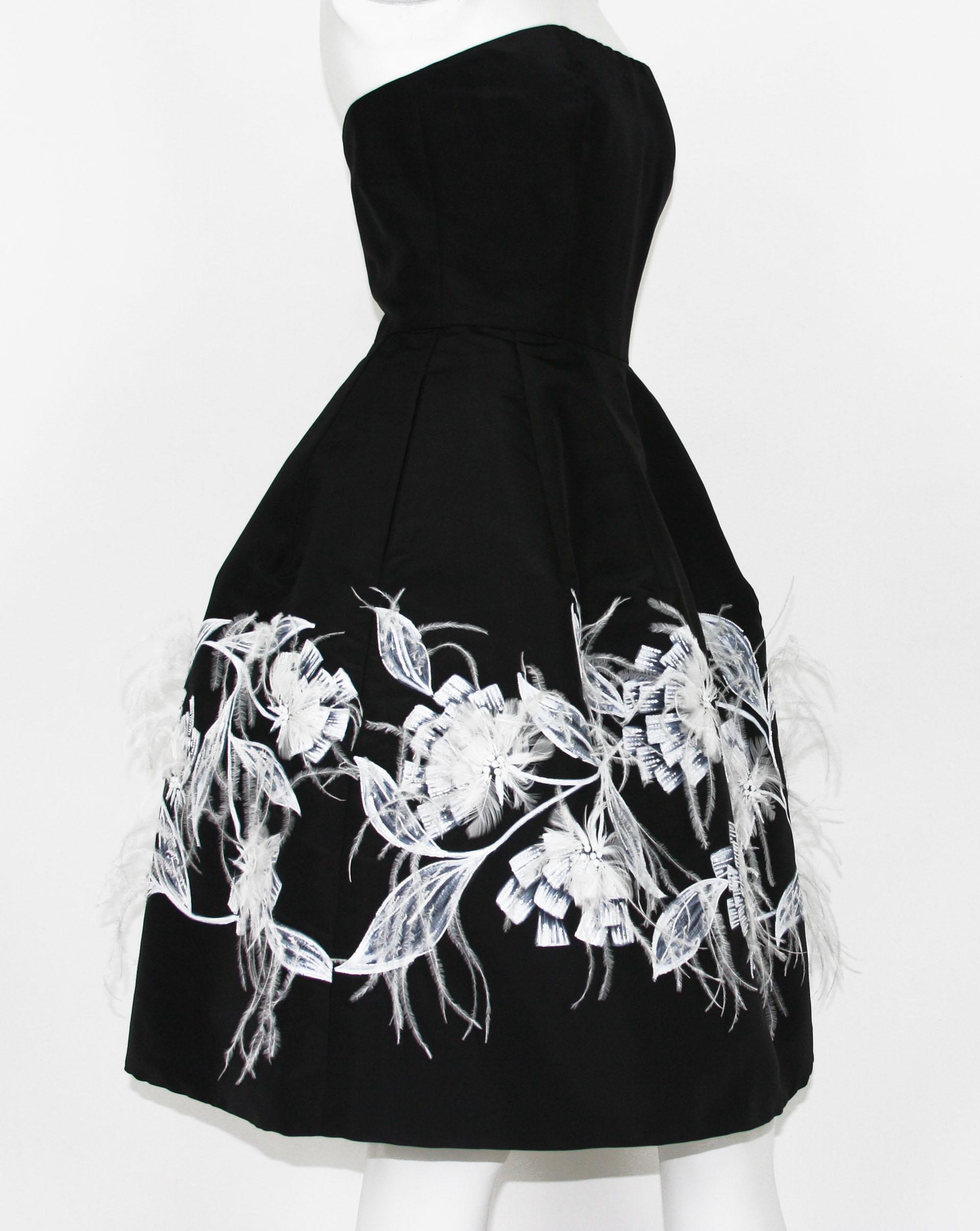 Neu Oscar De La Renta Cocktailkleid aus Seidentaft mit Verzierungen
S/S 2015 Collection'S
Designer-Größe US 8 (bitte Maße überprüfen).
100% Seidentaft, Straußenfedern, Perlen und Paillettenverzierung, handbemalt, 
Korsettstil, vollständig gefüttert,