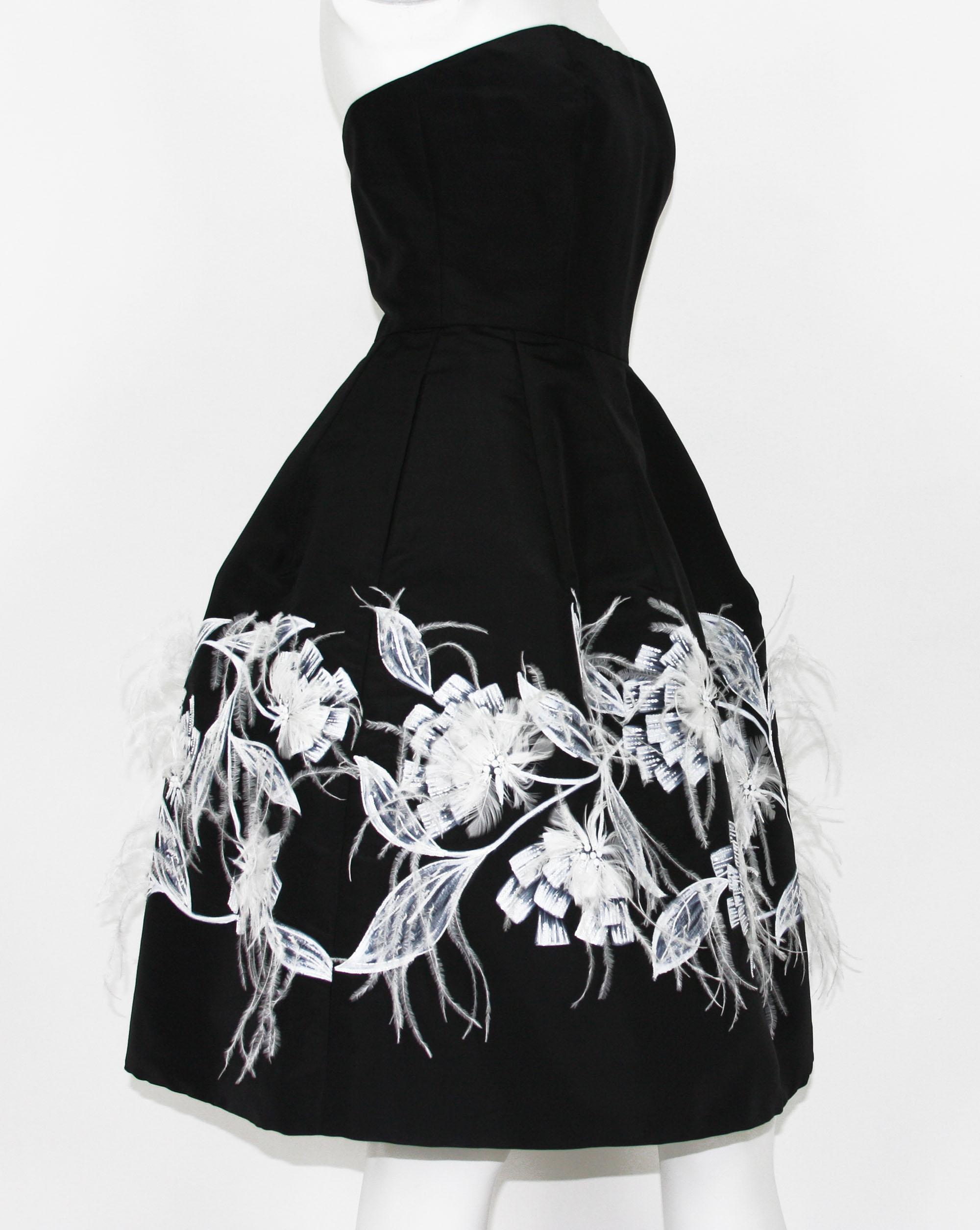 New Oscar De La Renta Silk Taffeta Embellished Cocktail Dress
S/S 2015 Collection
Designer size US 8 ( please check measurements).
100% Silk Taffeta, Ostrich Feathers, Beads and Sequins Embellishment, Hand Painted, 
Corset Style, Fully Lined, Flare