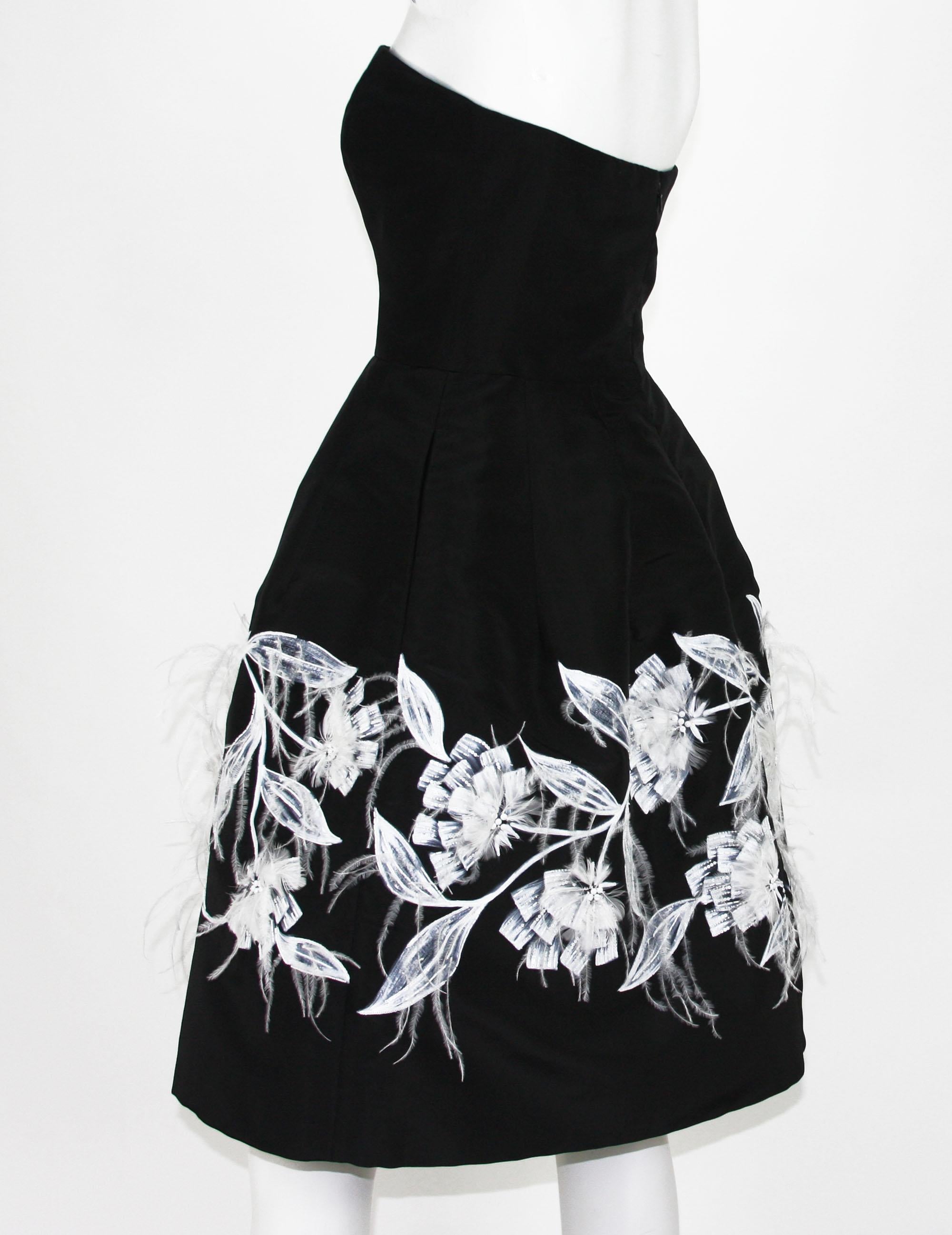 Oscar $5490 De La Renta F/S 2015 Schwarzes Seidenkleid mit Straußenfedern und Perlen, US 8 im Zustand „Neu“ im Angebot in Montgomery, TX