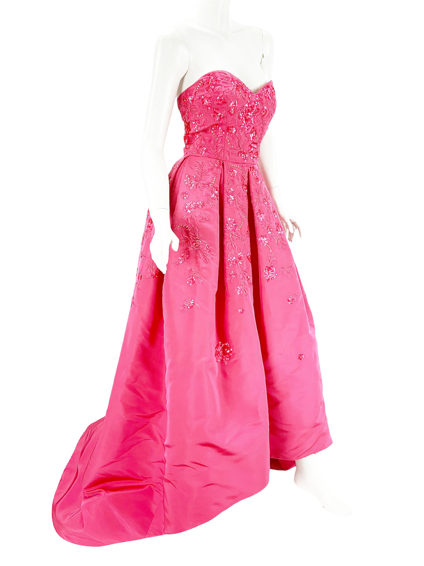 Nuevo vestido de gala rosa de tafetán de seda adornado Oscar De La Renta
Talla USA - 6
Tafetán de Seda Rosa, Adornado con Cristales, Cuentas y Lentejuelas, Bordado con Hilos de Tono Rosa y Plata Metálica.
Plisado, dos bolsillos laterales, corsé