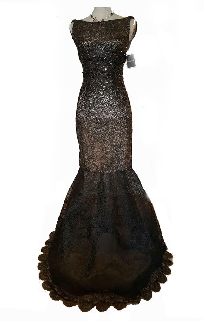 JUST atemberaubende Oscar de la Renta exklusive schwarze Blume Spitze Seide lange Abendkleid Kleid.
Die wunderschöne schwarze, durchsichtige Spitze ist mit nackter, feiner Seide gefüttert - sie verleiht diesem exklusiven Kleid einen einzigartigen