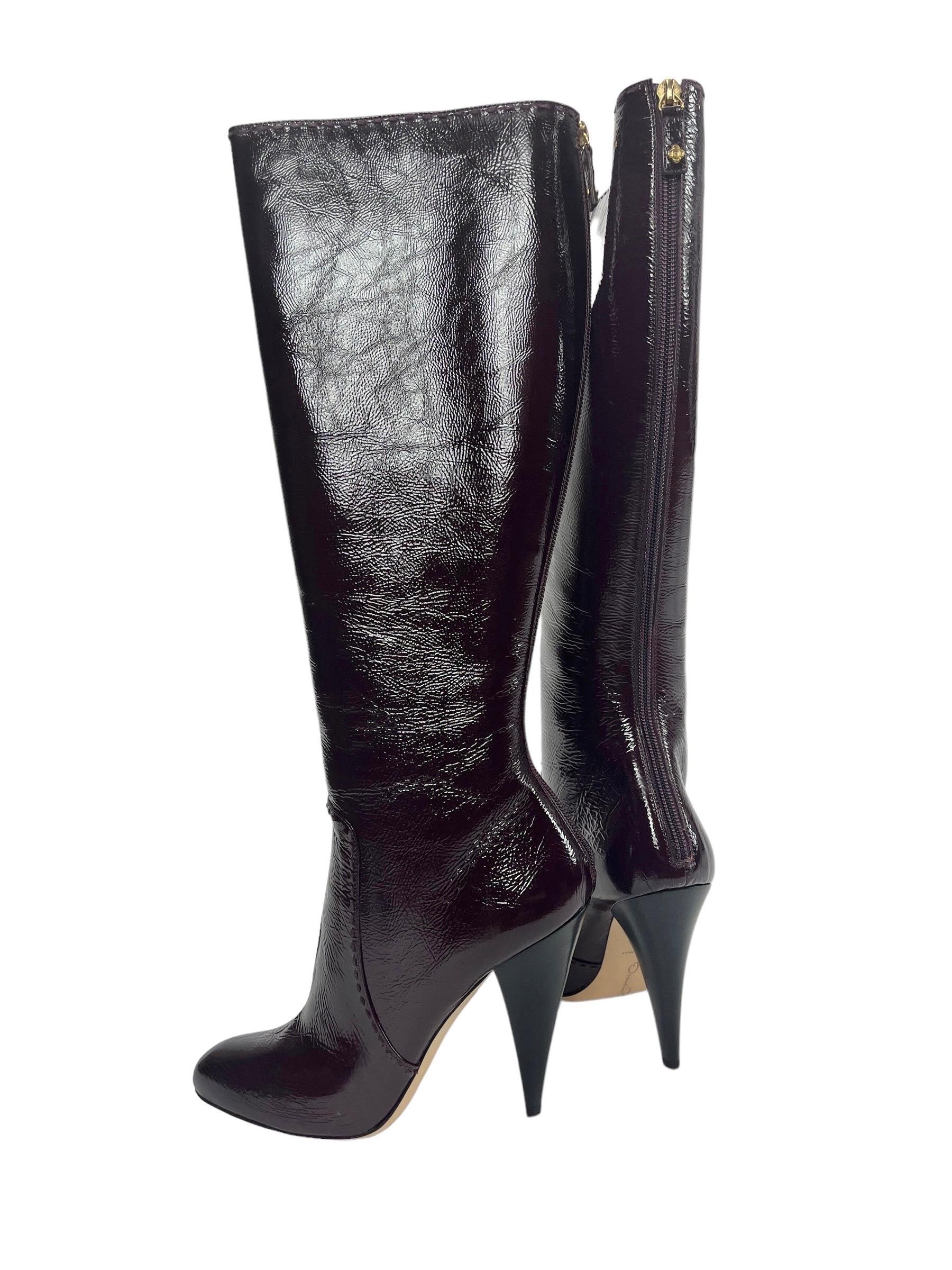Oscar de la Renta Boots Wine Patent Leather Knee Length Boots 
Italian Sizes Available 38.5 ( US 8.5 ) and 39.5 ( US 9.5 )
100% Leather upper, Back zip for easy on/off, Lining: Smooth 100% leather. 
Heel height: 4.75