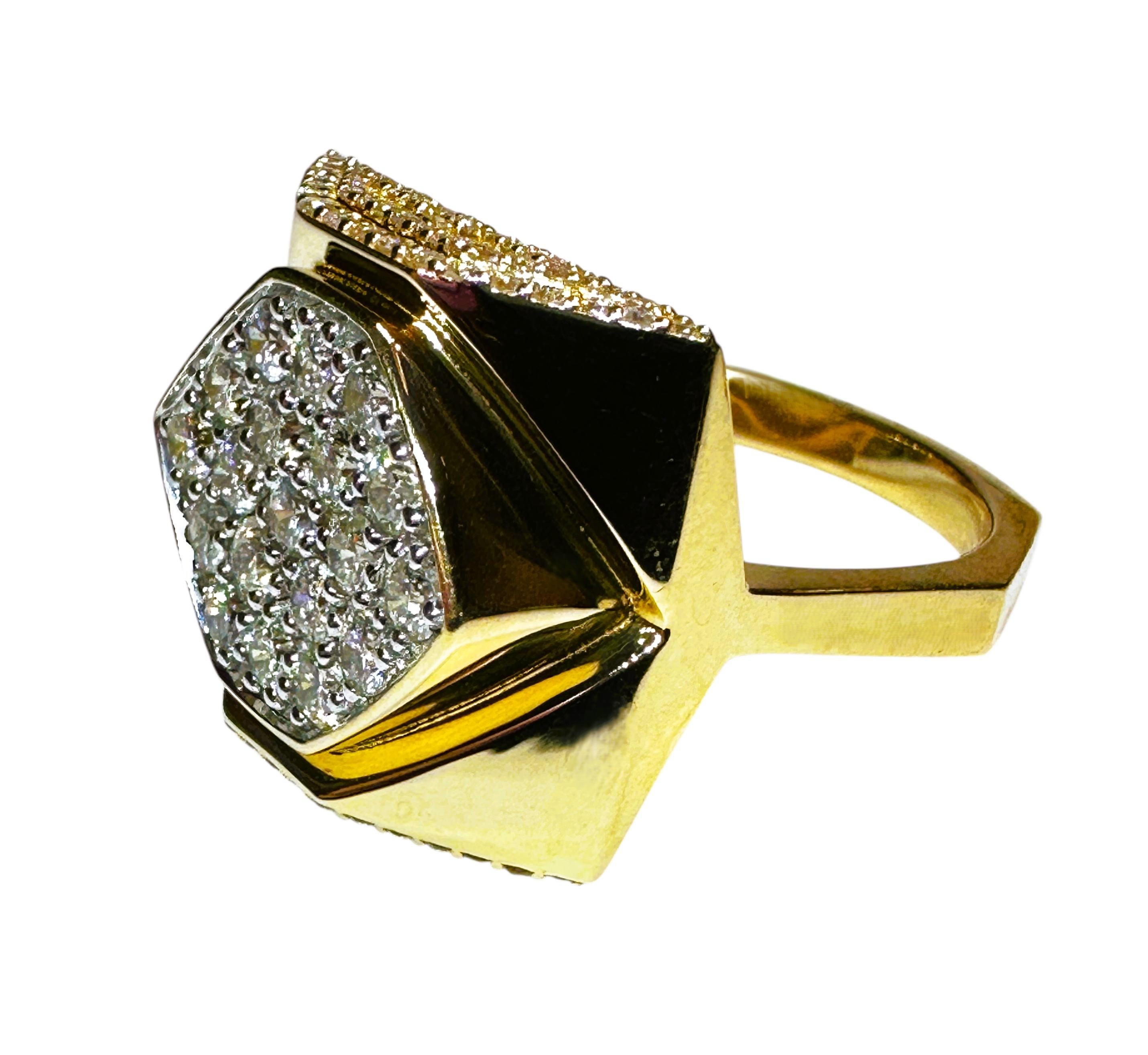 Il s'agit d'un dessin rare et unique d'Oscar Friedman.  Ses designs sont connus et convoités dans le monde entier.  Cette bague est neuve avec son étiquette et contient 133 diamants qui totalisent 1,55 carats.  La bague est ornée de diamants sur le