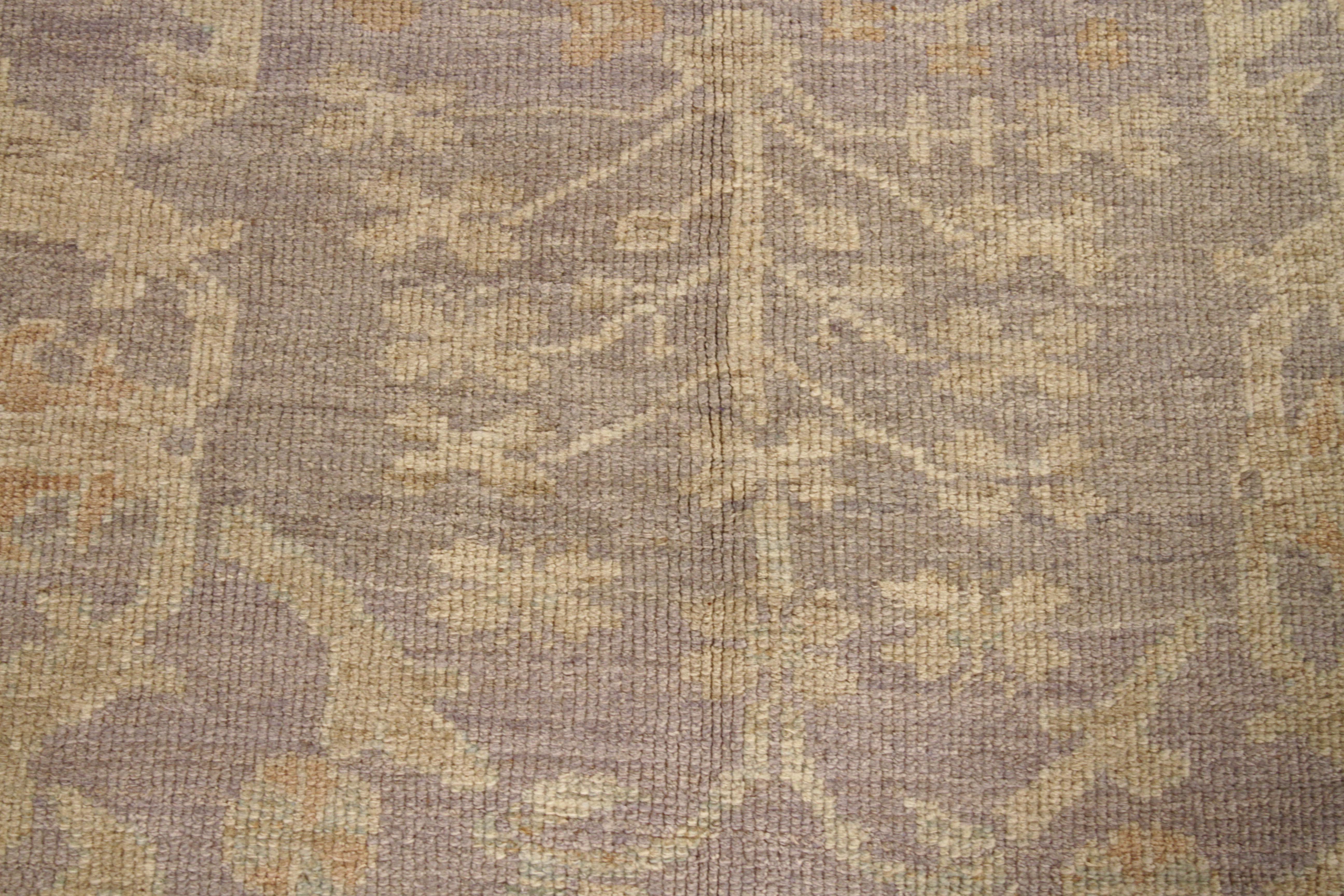 Neuer Oushak-Perserteppich mit Blumenfeld in Beige und Lila, neu (Persisch) im Angebot