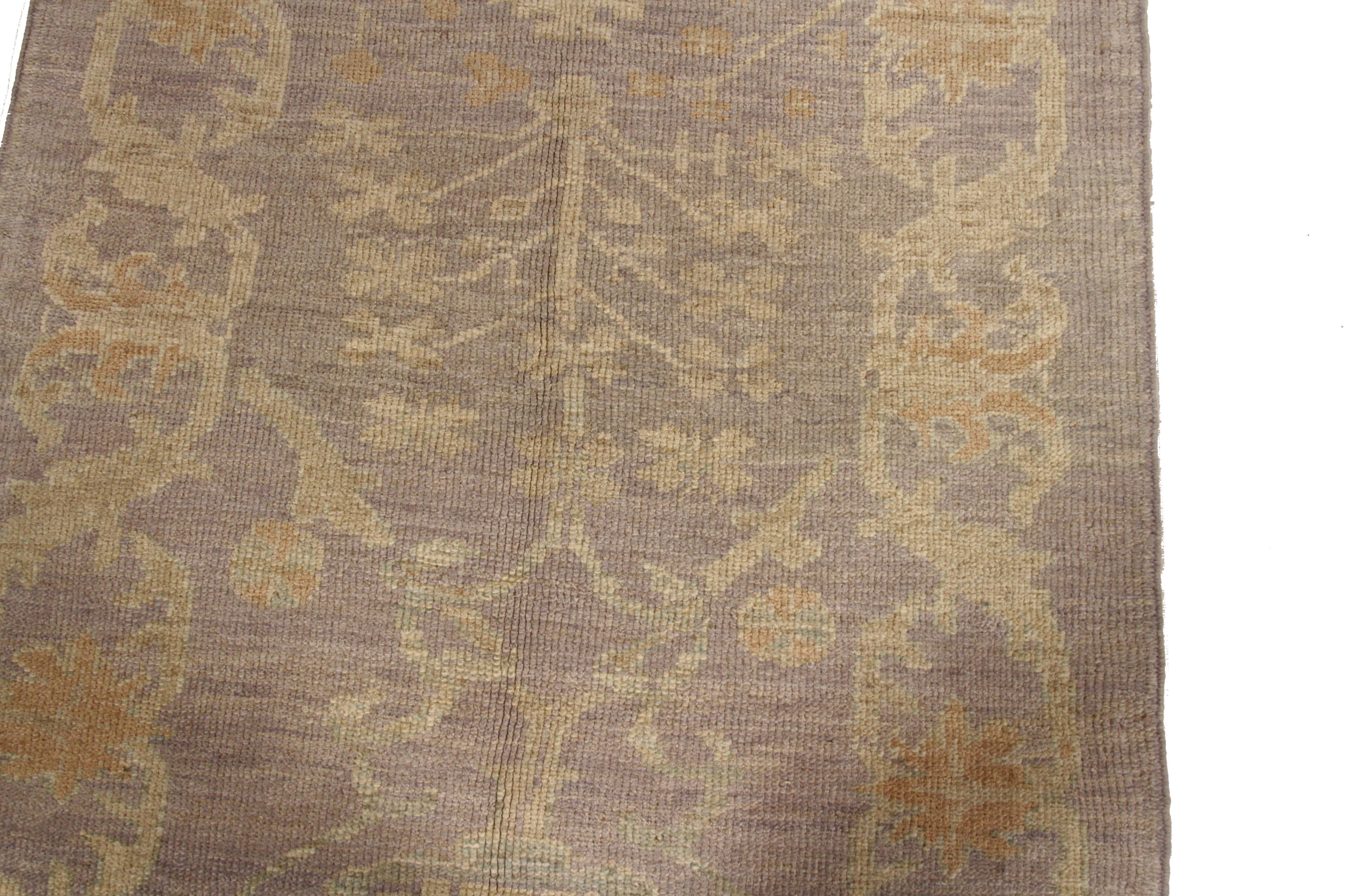 Neuer Oushak-Perserteppich mit Blumenfeld in Beige und Lila, neu (Handgeknüpft) im Angebot