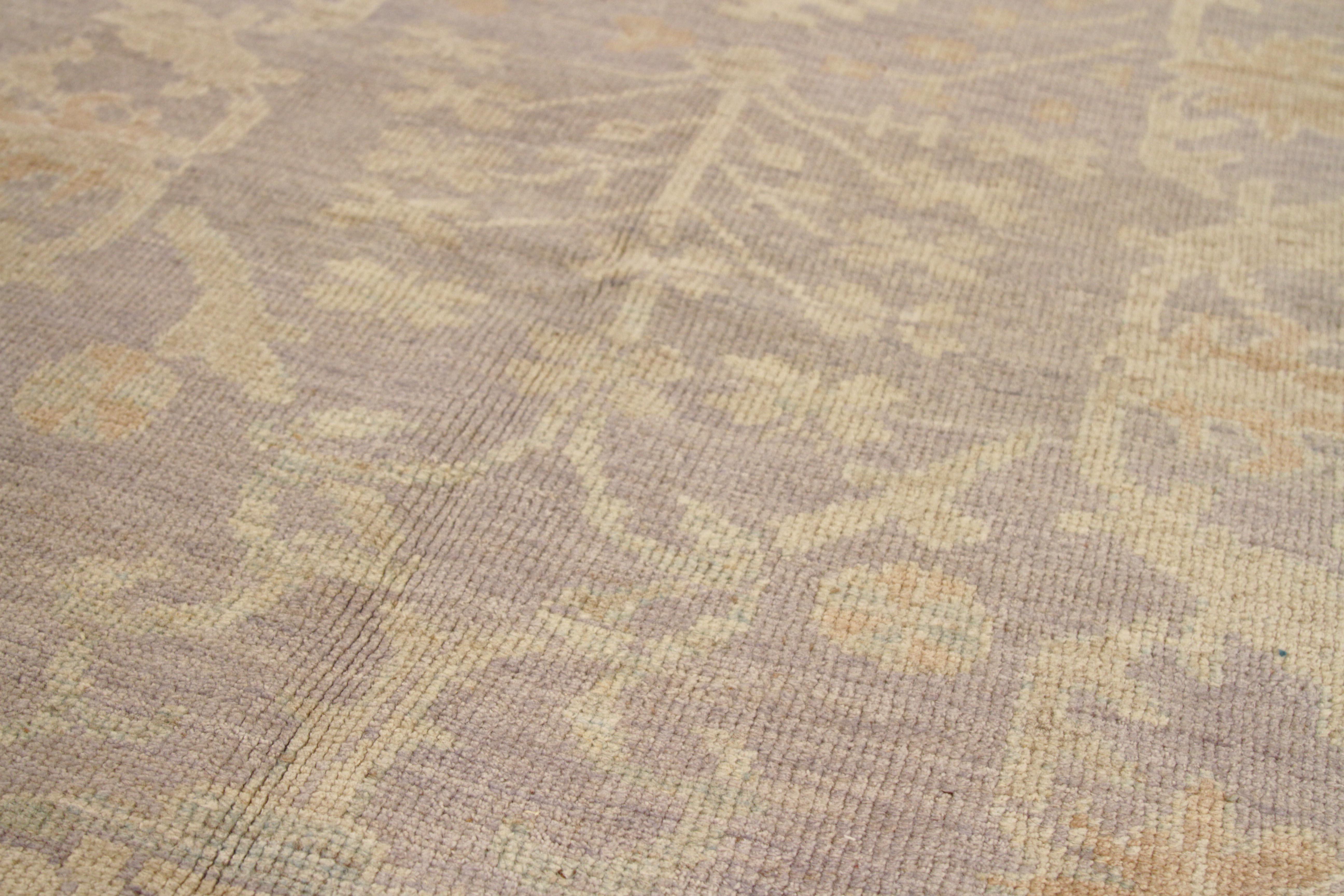 Neuer Oushak-Perserteppich mit Blumenfeld in Beige und Lila, neu (Wolle) im Angebot