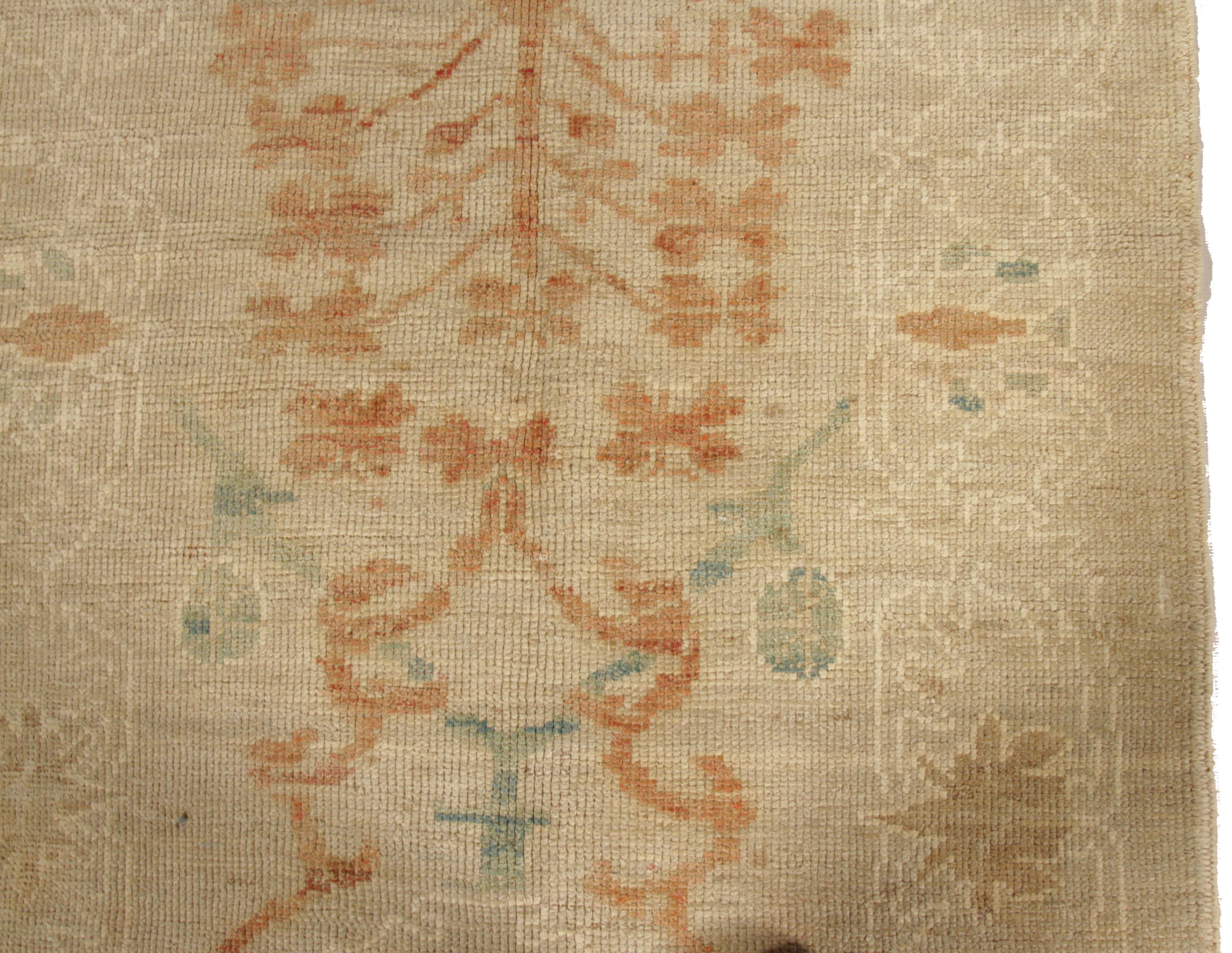 Neuer Oushak-Perserteppich mit rostfarbenen und elfenbeinfarbenen floralen Details (Handgeknüpft) im Angebot