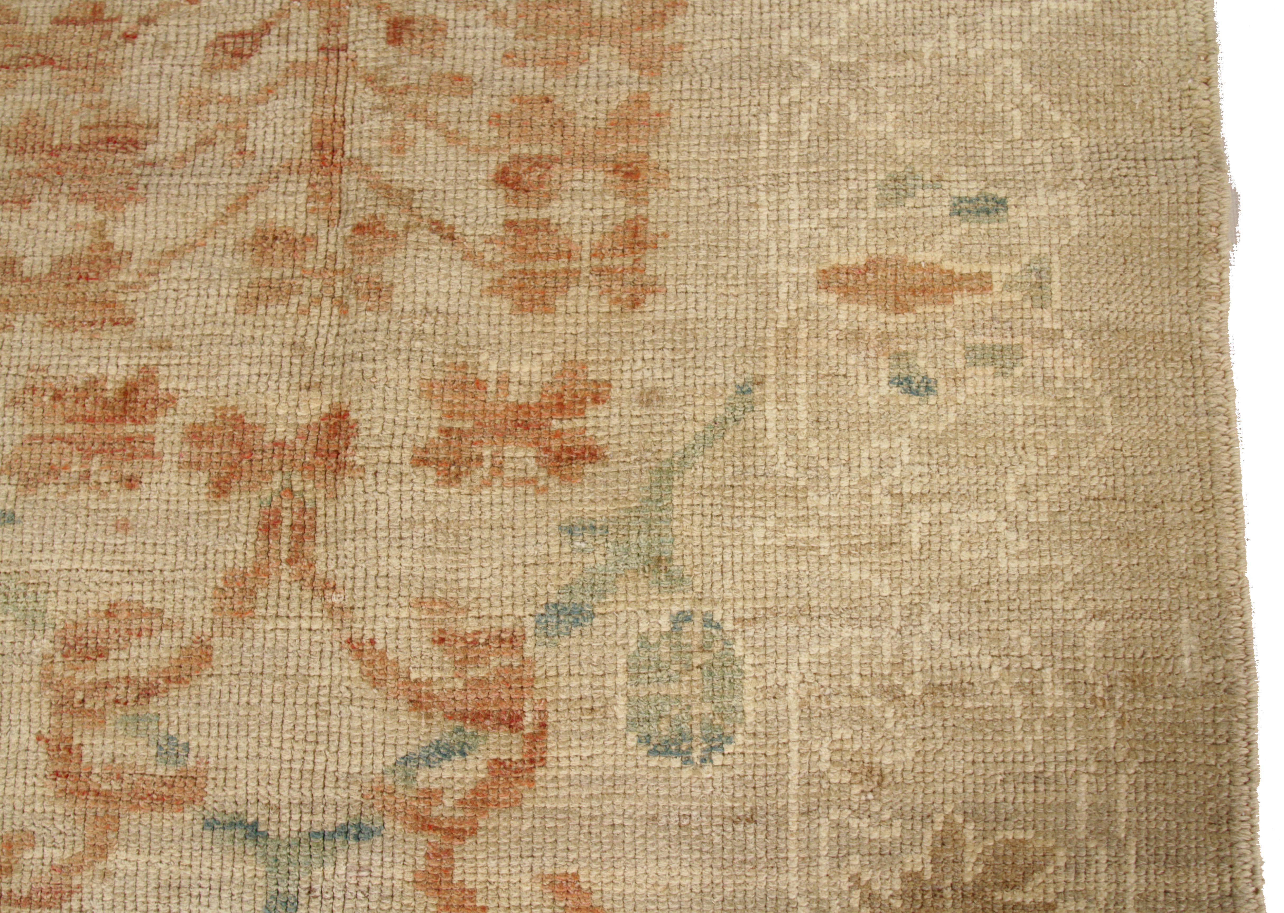 Neuer Oushak-Perserteppich mit rostfarbenen und elfenbeinfarbenen floralen Details im Zustand „Hervorragend“ im Angebot in Dallas, TX