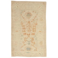 Neuer Oushak-Perserteppich mit rostfarbenen und elfenbeinfarbenen floralen Details