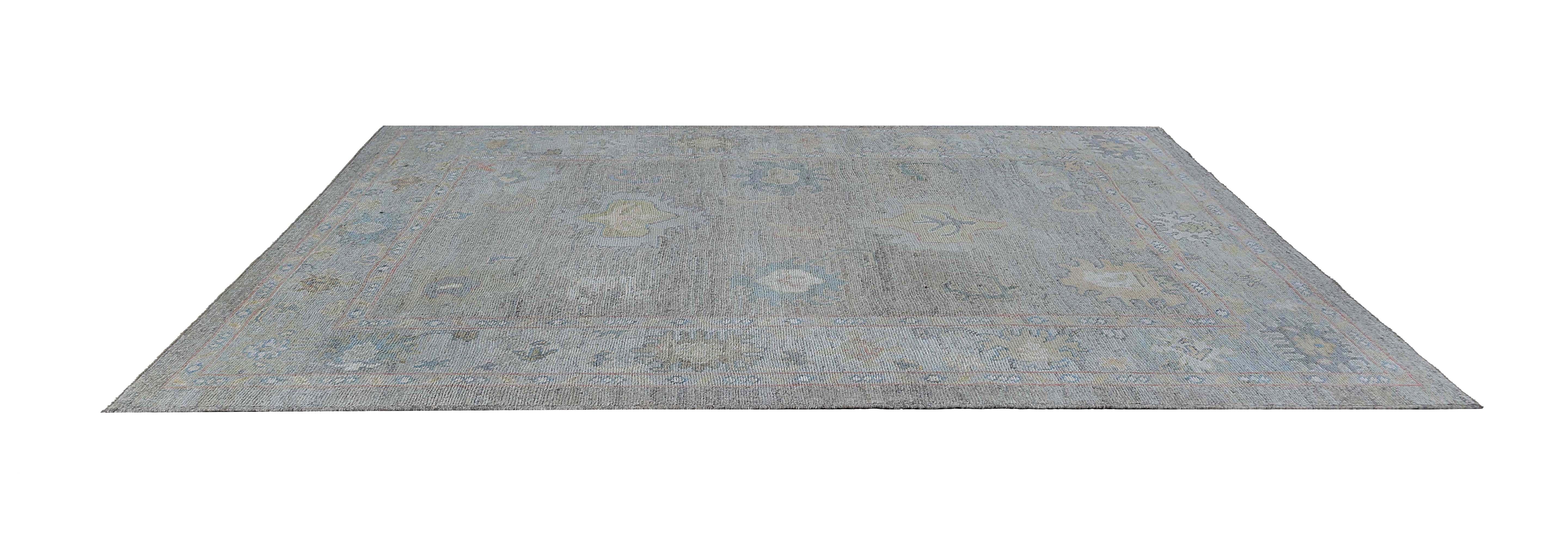 Migliora l'arredamento della tua casa con il nostro splendido tappeto Greene & Greene. Tessuto a mano con lana di prima qualità, questo tappeto presenta una splendida miscela di tonalità di blu chiaro e grigio, con accenti di verde rinfrescante che