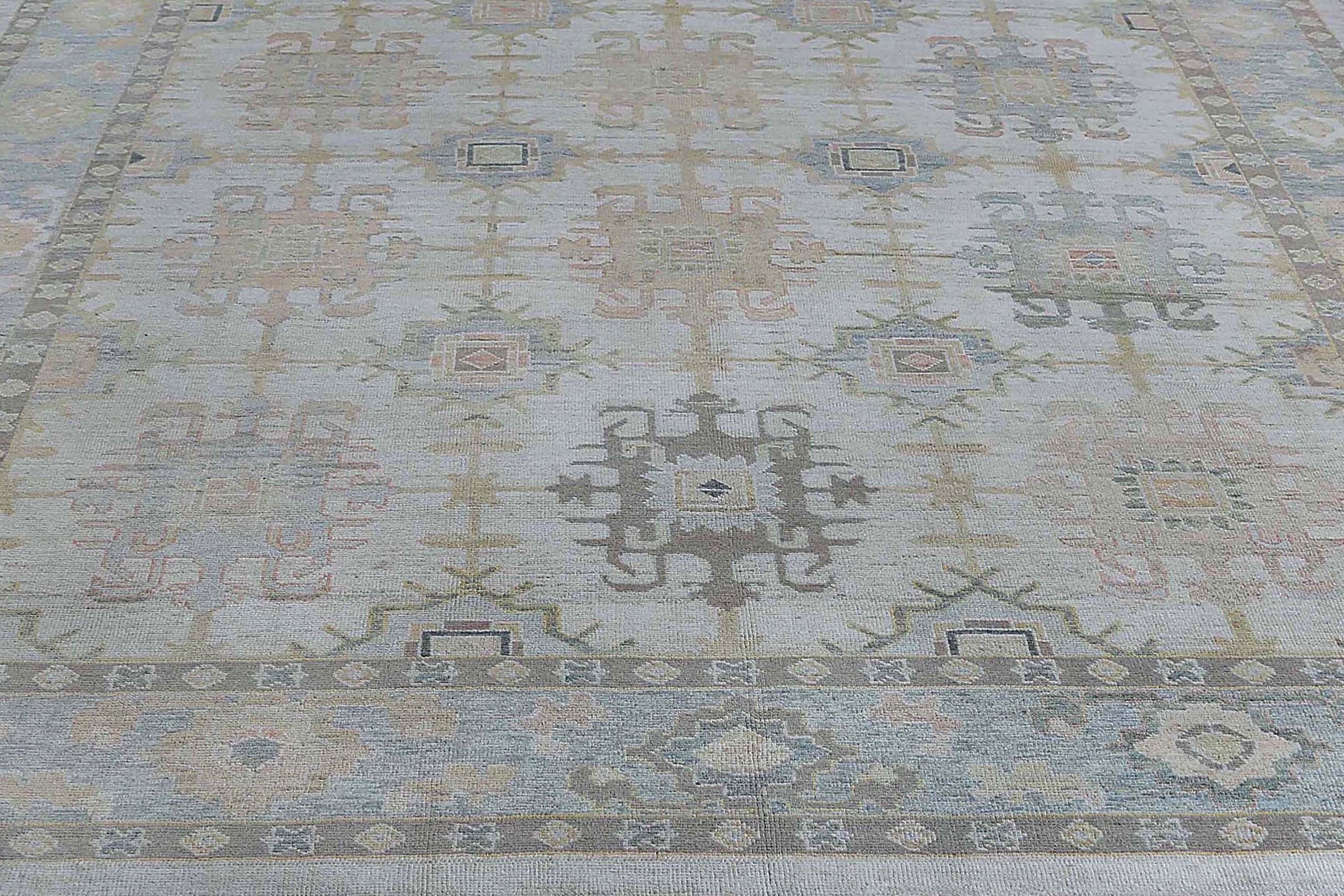 Tapis d'Afghanistan Oushak datant d'environ 1990, motif en laine bleu ivoire rose - 95496 en vente 3