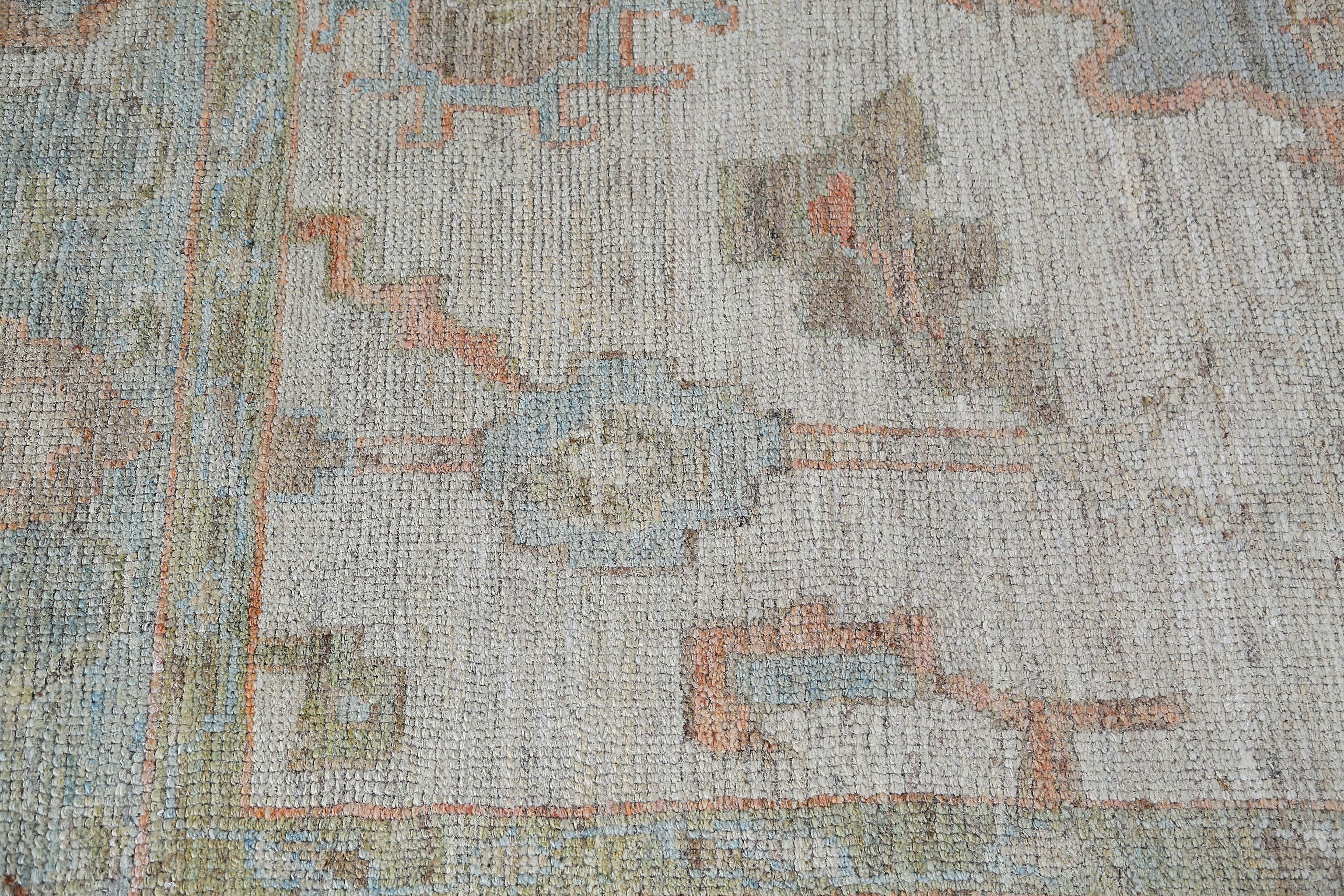Wir stellen Ihnen unseren wunderschönen 6'7'' x 9'7'' Teppich vor, der einen Hauch von Eleganz und Raffinesse in Ihr Zuhause bringt.
Dieser aus hochwertigen Materialien gefertigte Teppich zeichnet sich durch eine helle Farbpalette aus, die in jedem