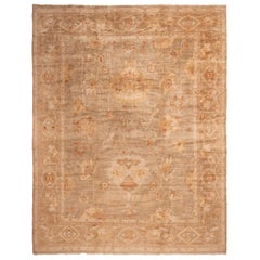 Tapis & Kilim's Nouveau Tapis Oushak transitionnel à fleurs en laine marron avec 19ème siècle 