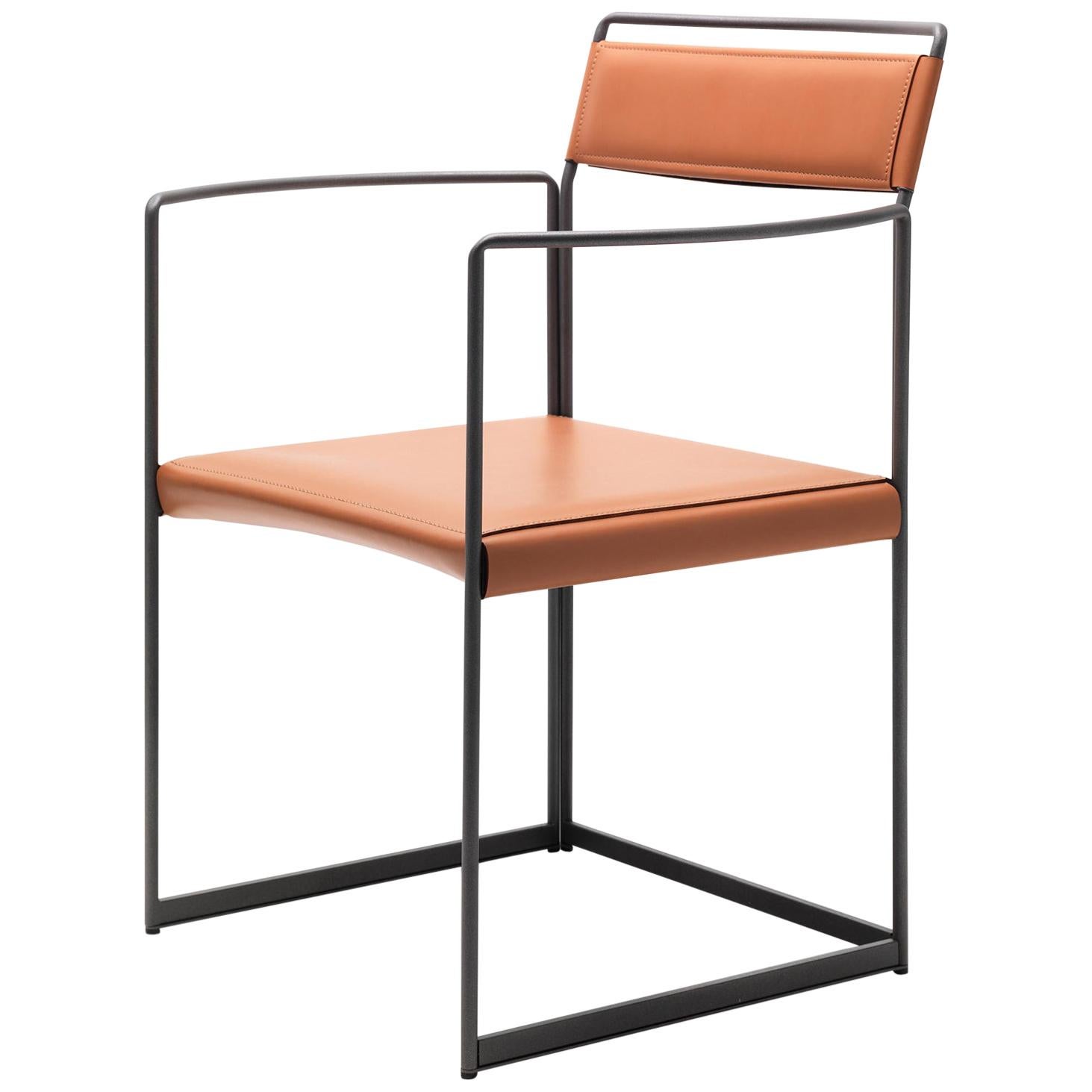 Moderner Stuhl des 21. Jahrhunderts mit strukturierter Stahlstruktur und Ledersitz aus Leder