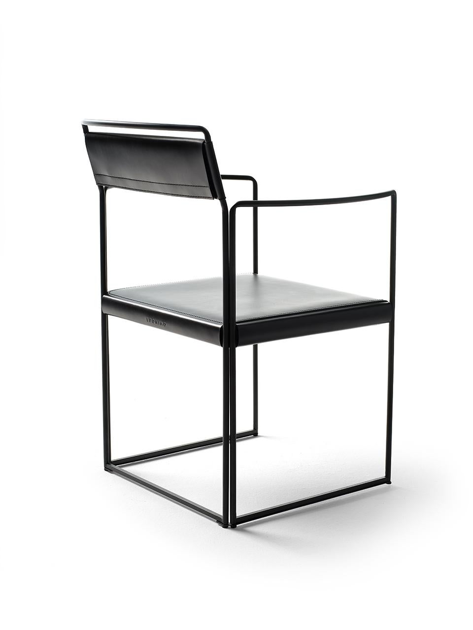 italien Chaise moderne du 21e siècle avec structure en acier peint et assise en cuir de peau en vente