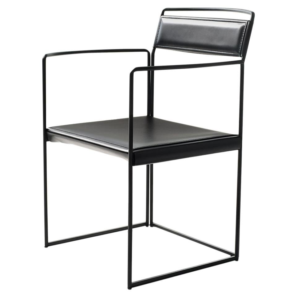 Moderner Stuhl des 21. Jahrhunderts mit strukturierter Stahlstruktur und Ledersitz aus Leder