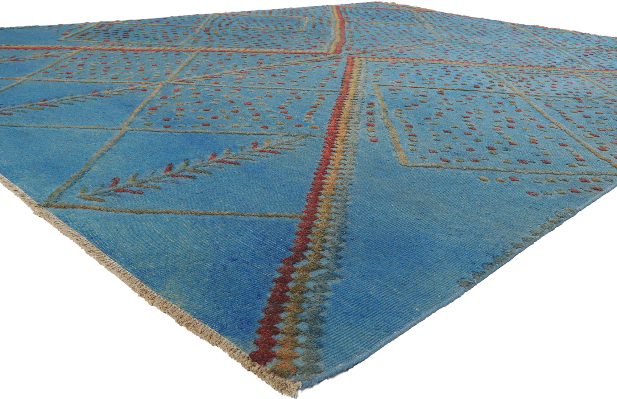 80353 New Overdyed High-Low Rug, 10'03 x 13'03. Dieser überfärbte High-Low-Teppich versprüht nomadischen Charme mit unglaublichen Details und Texturen und ist eine fesselnde Vision gewebter Schönheit. Das auffällige Rautengittermuster und die
