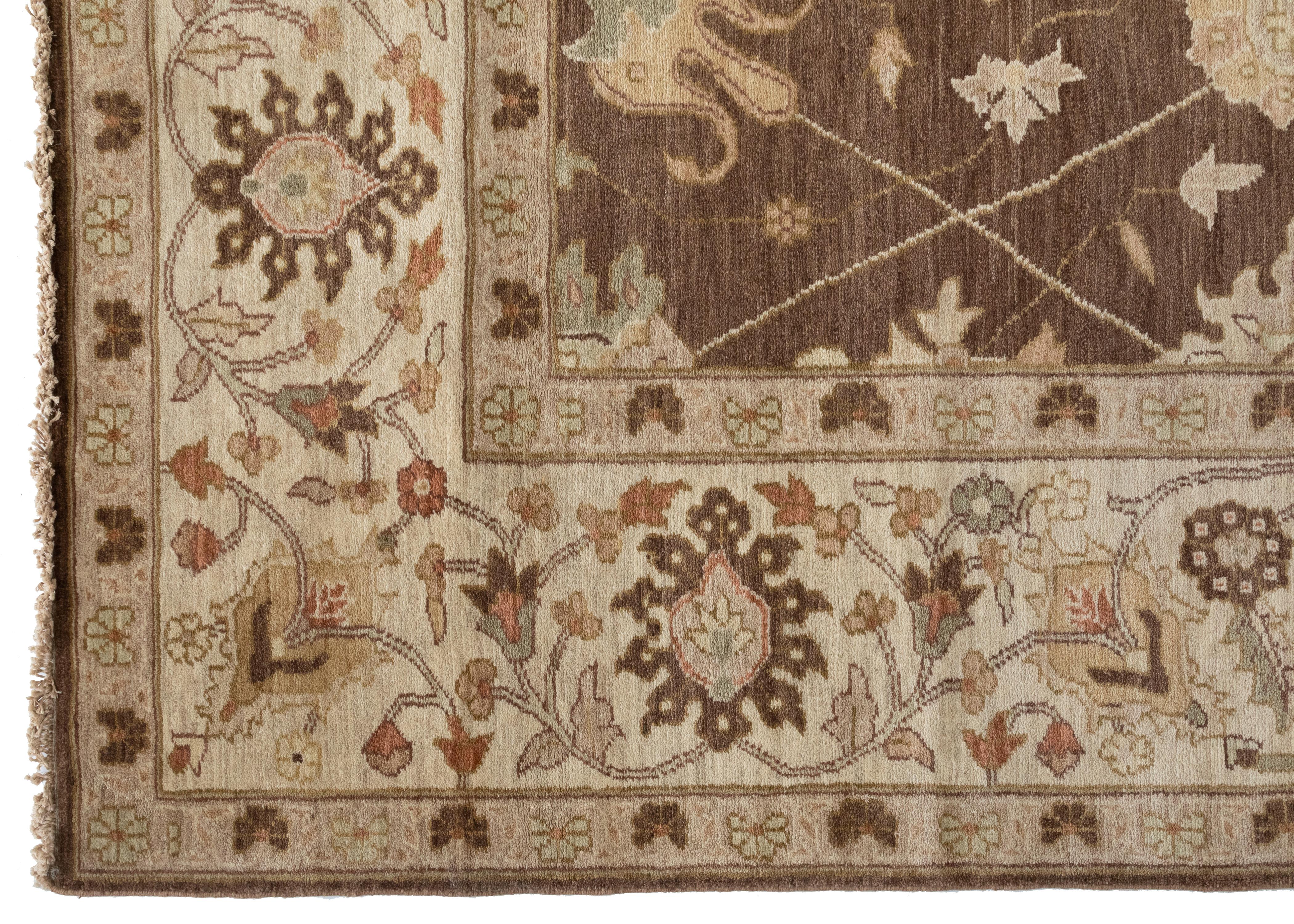 Si tratta di un nuovo tappeto egiziano di grandi dimensioni con disegno persiano Sultanabad Rugs, tessuto a mano ad Alessandria, in Egitto, negli anni '90. Il design e i colori sono stati scelti a mano da noi e abbiamo un'ampia varietà di taglie in