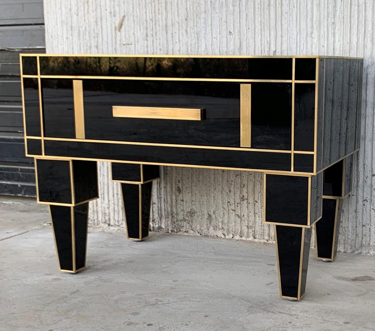 New pair of mirrored nightstands in black mirror and chrome.
Beautiful pair of nightstands with mirrored finished drawers.
Brass handle.
  
  