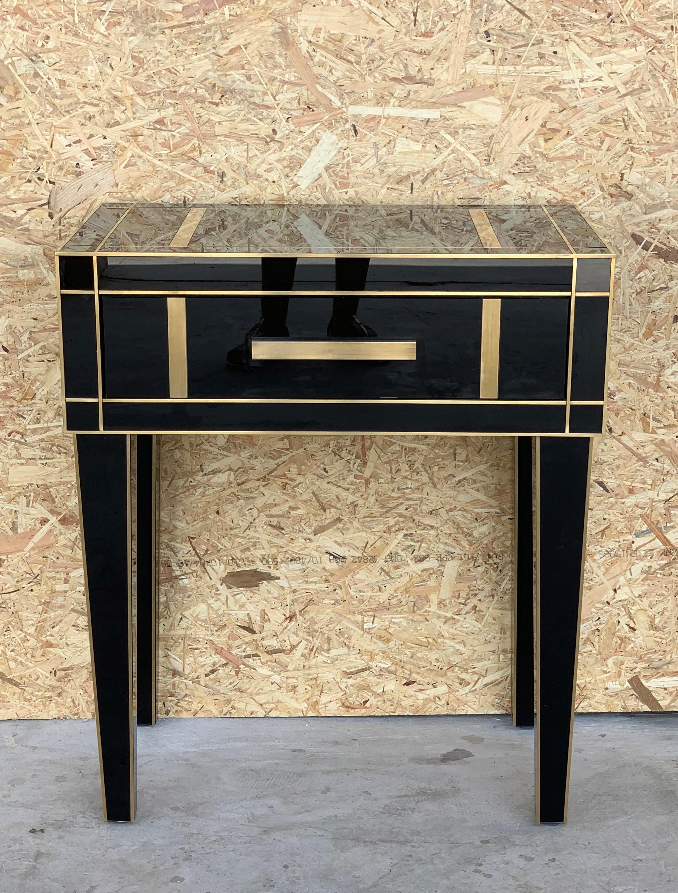 New pair of mirrored nightstands in black mirror and chrome.
Beautiful pair of nightstands with mirrored finished drawers.
Brass handle.

  