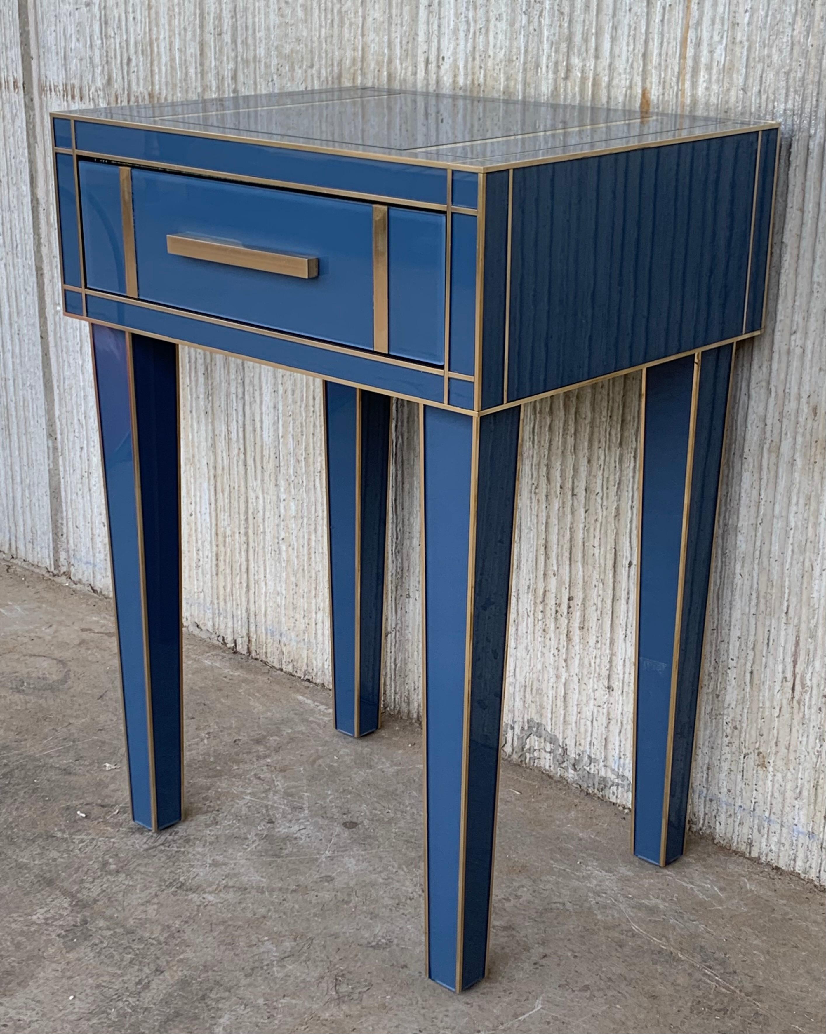 New pair of mirrored nightstands in black mirror and chrome.
Beautiful pair of nightstands with mirrored finished drawers.
Brass handle.

 