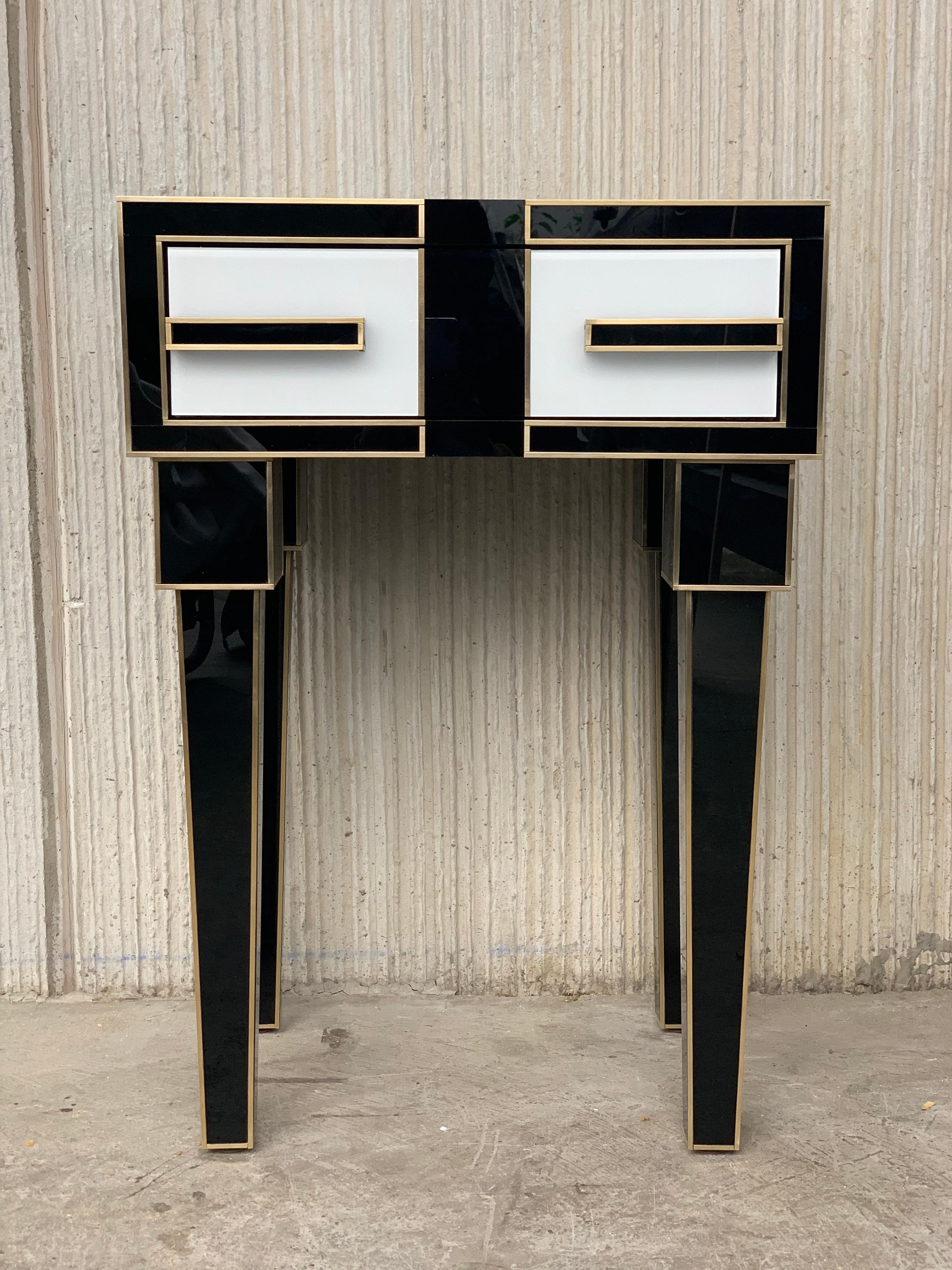 New pair of mirrored and brass nightstands with one-drawer in black and white, 20th century
Two glass handles
Beautiful interior details in mirror.