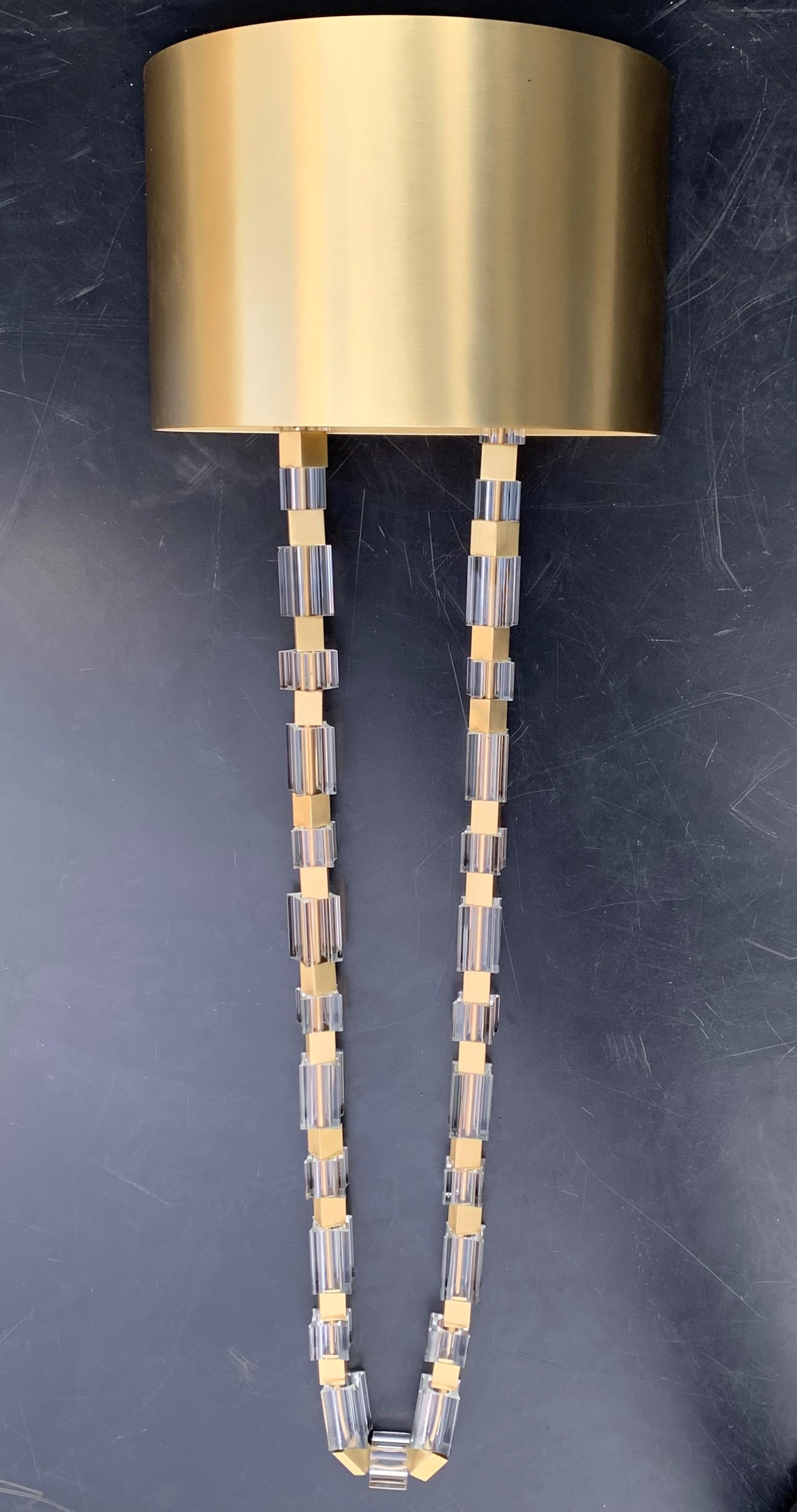 Moderne Nouvelle paire d'appliques en métal doré et verre taillé à la main avec abat-jour en métal chromé doré en vente