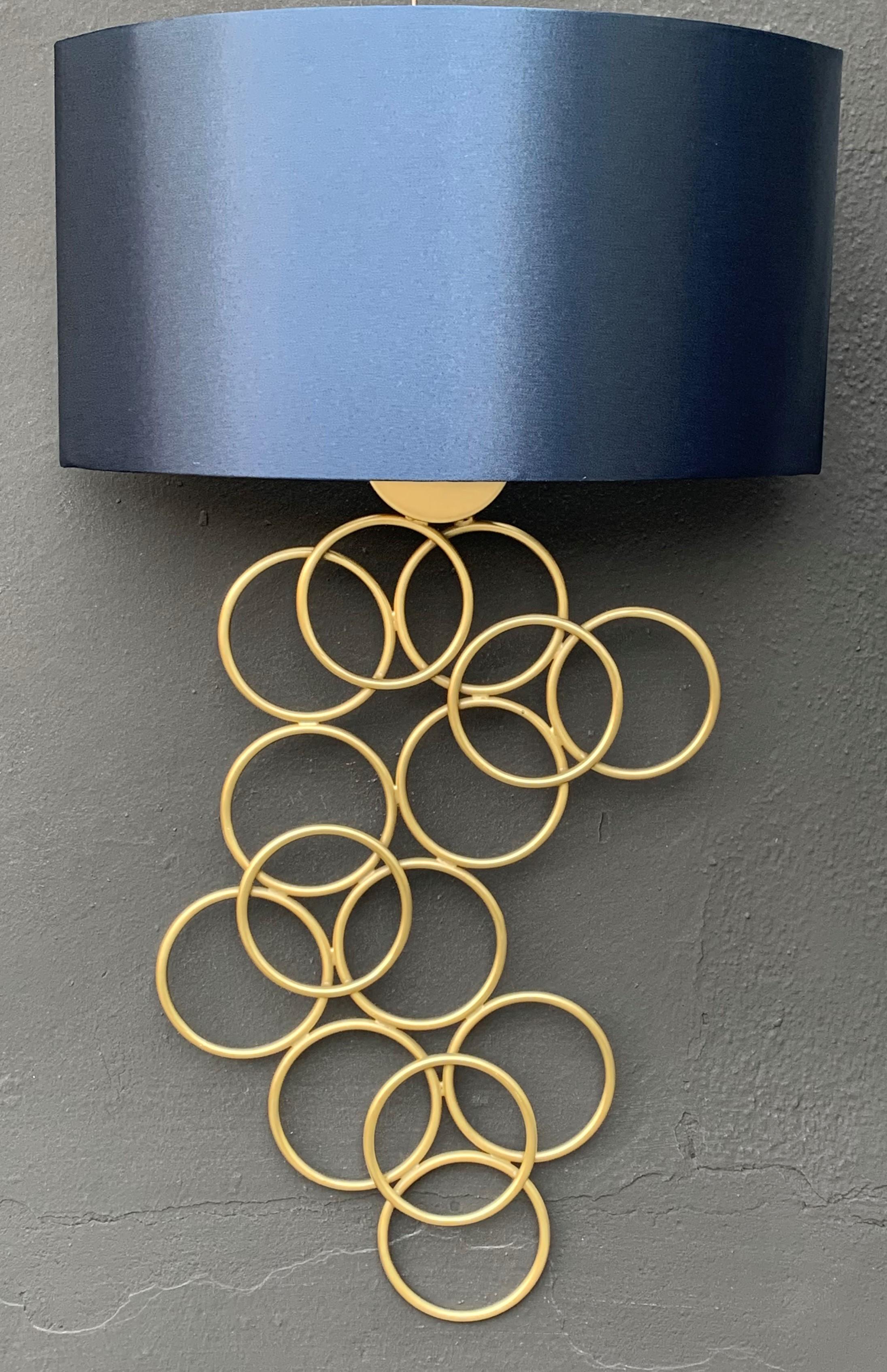 Moderno Coppia di applique in metallo dorato con paralume in seta blu in vendita