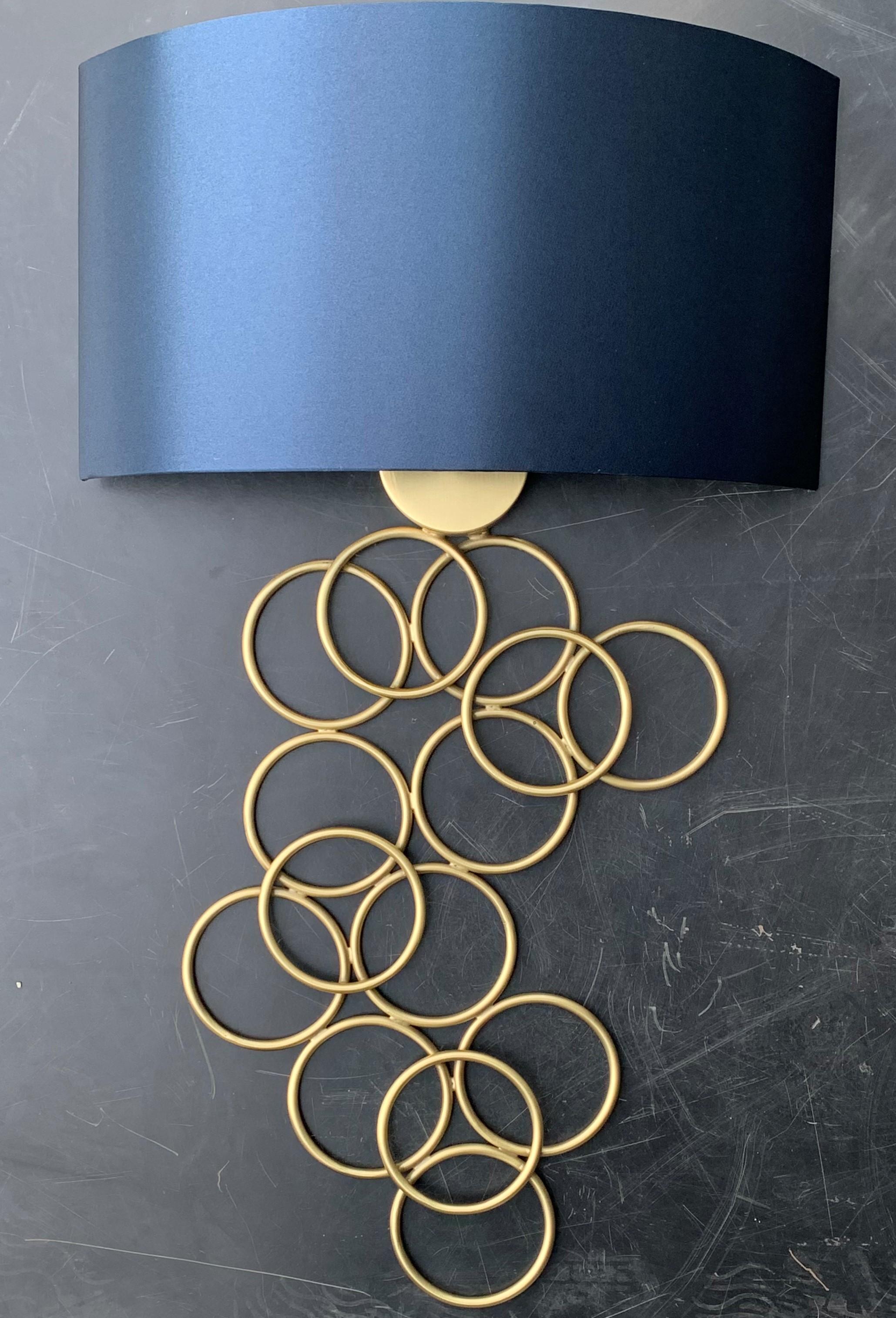 Spagnolo Coppia di applique in metallo dorato con paralume in seta blu in vendita