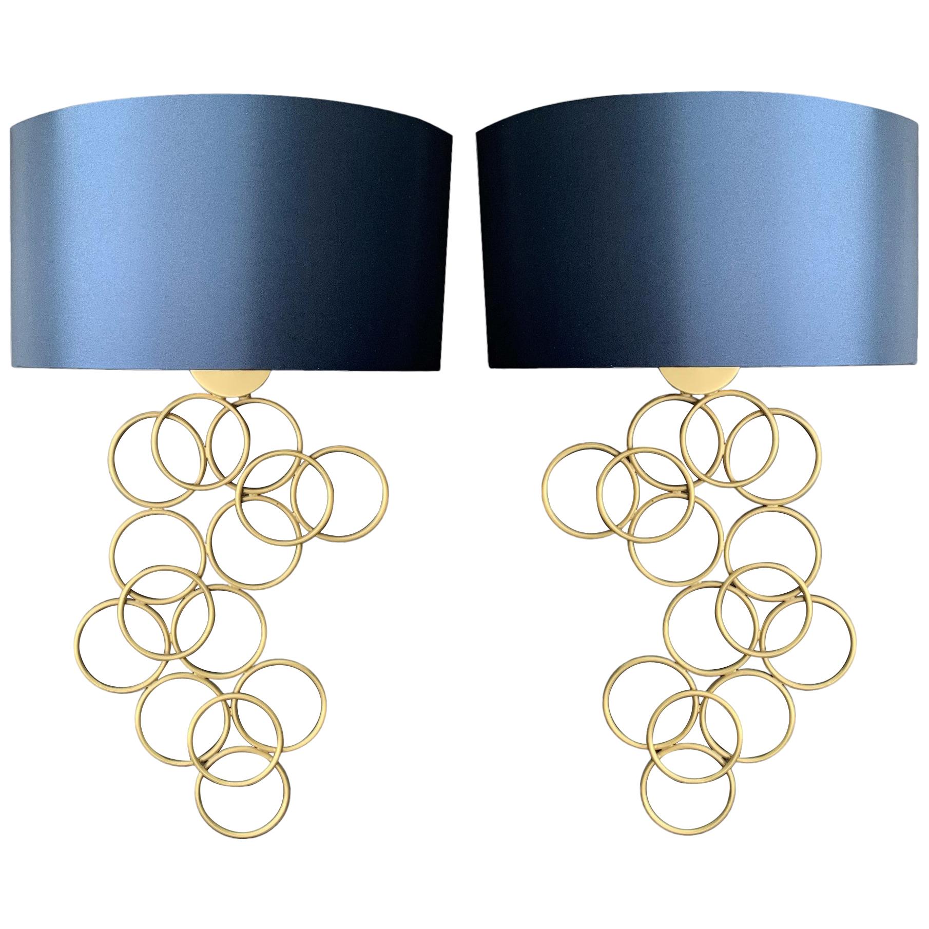 Coppia di applique in metallo dorato con paralume in seta blu in vendita