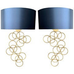 Coppia di applique in metallo dorato con paralume in seta blu