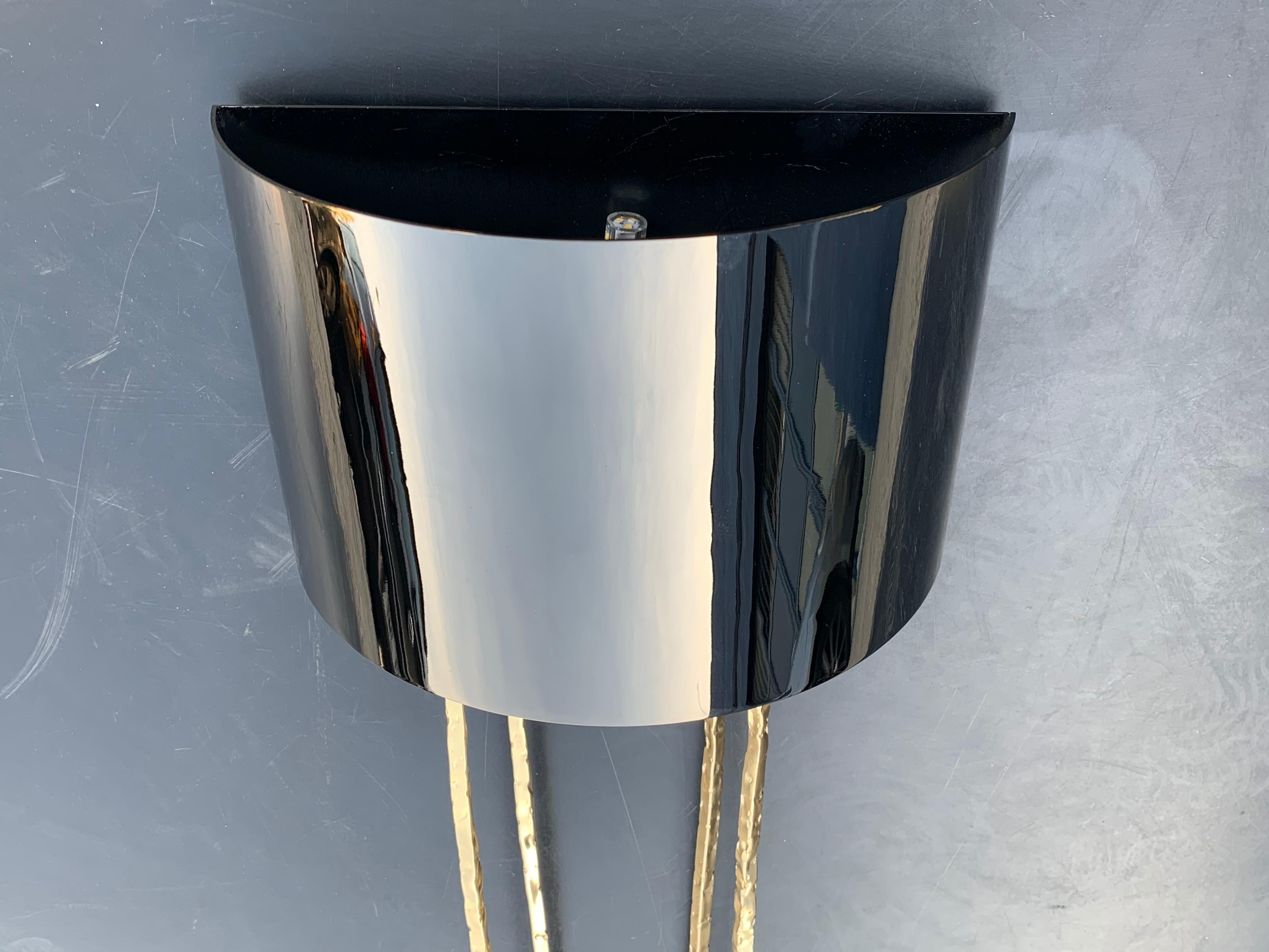 Coppia di lampade in metallo dorato con paralume in metallo cromato nero in vendita 4