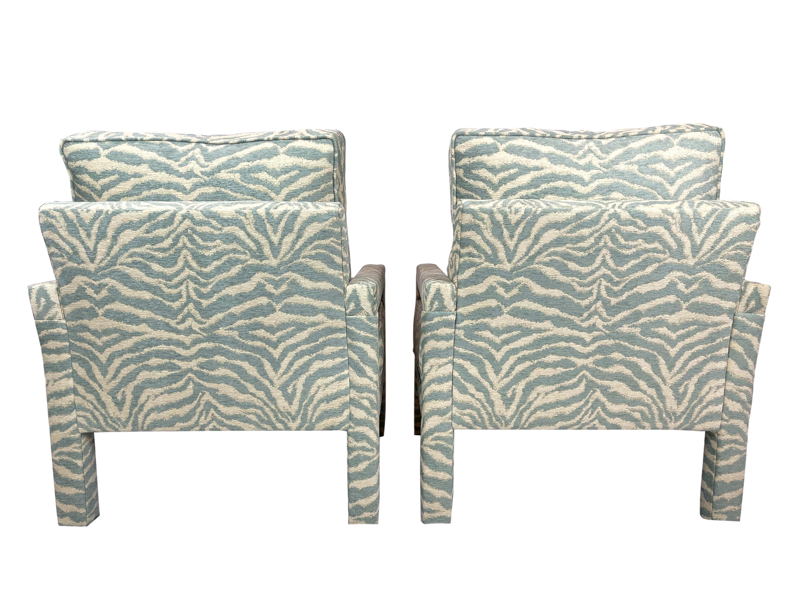 Mid-Century Modern Nouvelle paire de chaises Parsons de style Milo Baughman en tissu au motif zébré  en vente