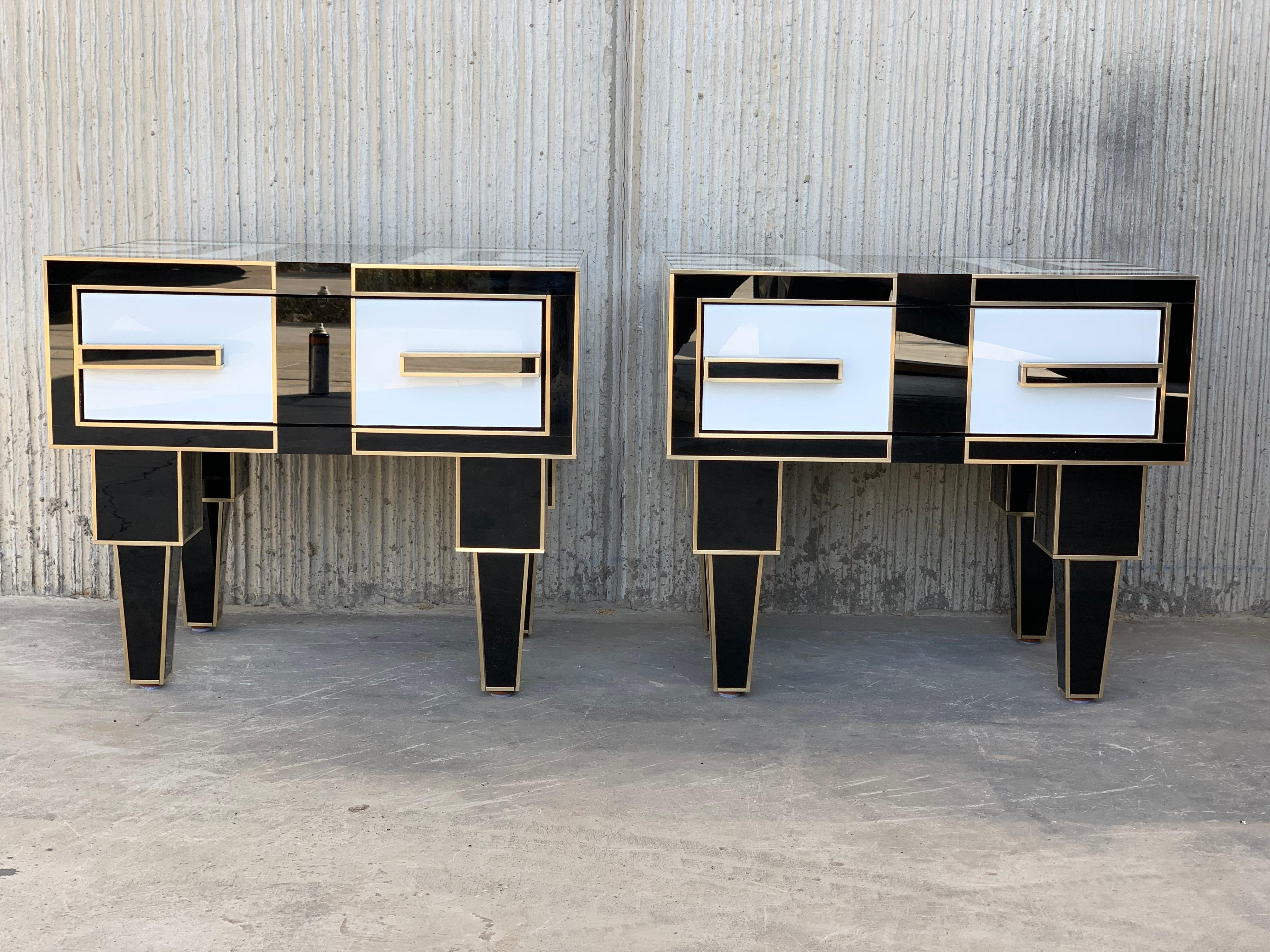 New pair of mirrored and brass nightstands with one-drawer in black and white, 20th century
Two glass handles
Beautiful interior details in mirror.