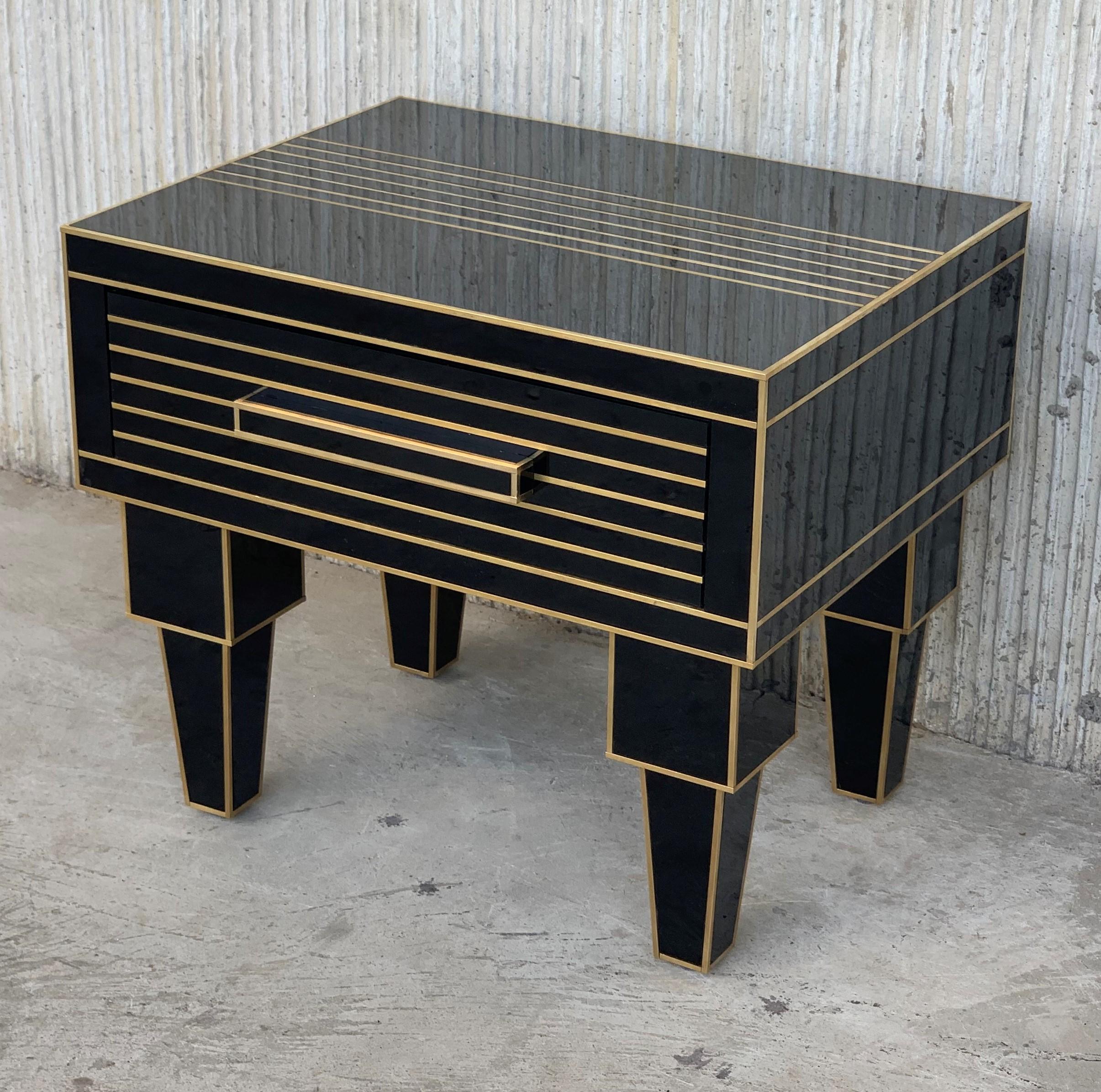 New pair of mirrored nightstands in black mirror and chrome.
Beautiful pair of nightstands with mirrored finished drawers and brake stop.
Glass and brass handle.

  